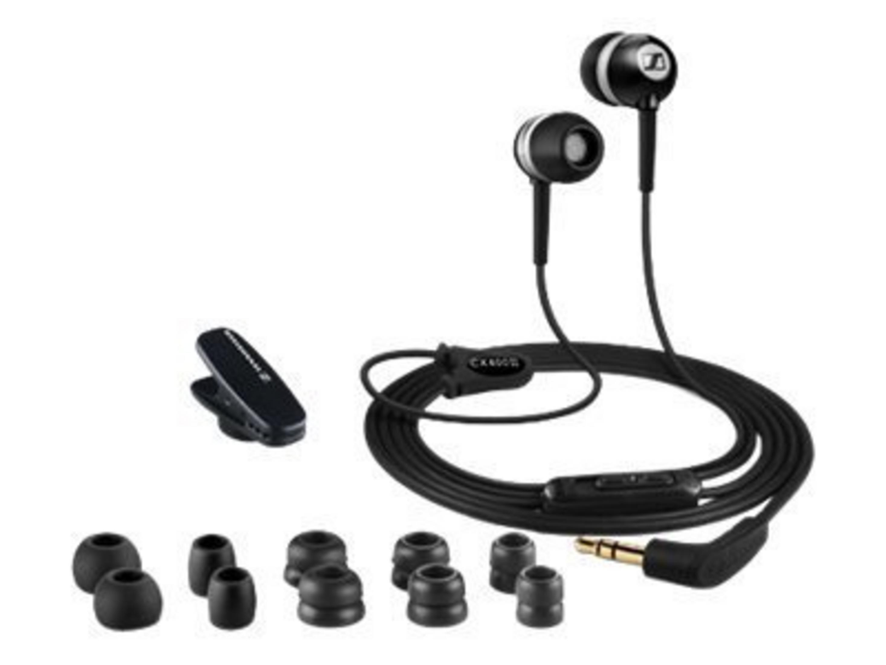 Schwarze Ohrhörer mit Kabel, Clips und Ohrstücken auf weißem Hintergrund.