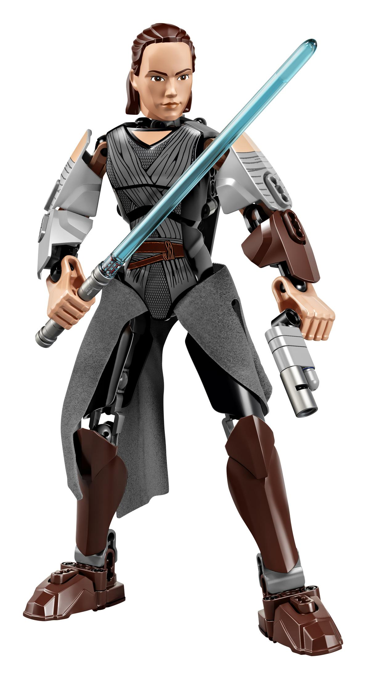 Rey con spada laser e blaster, indossa un mantello grigio e stivali marroni.