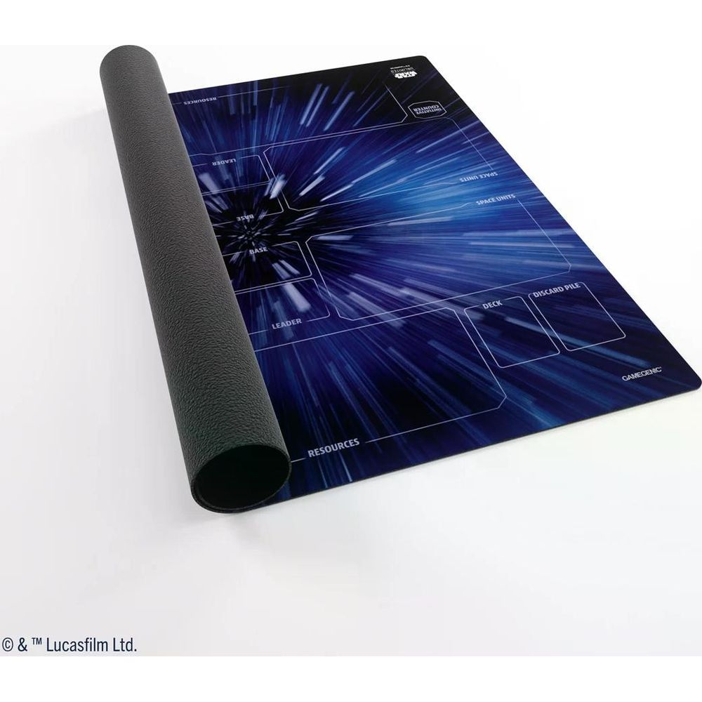 Eine aufgerollte Spielmatte mit Star Wars-Design und Spielfeldern.