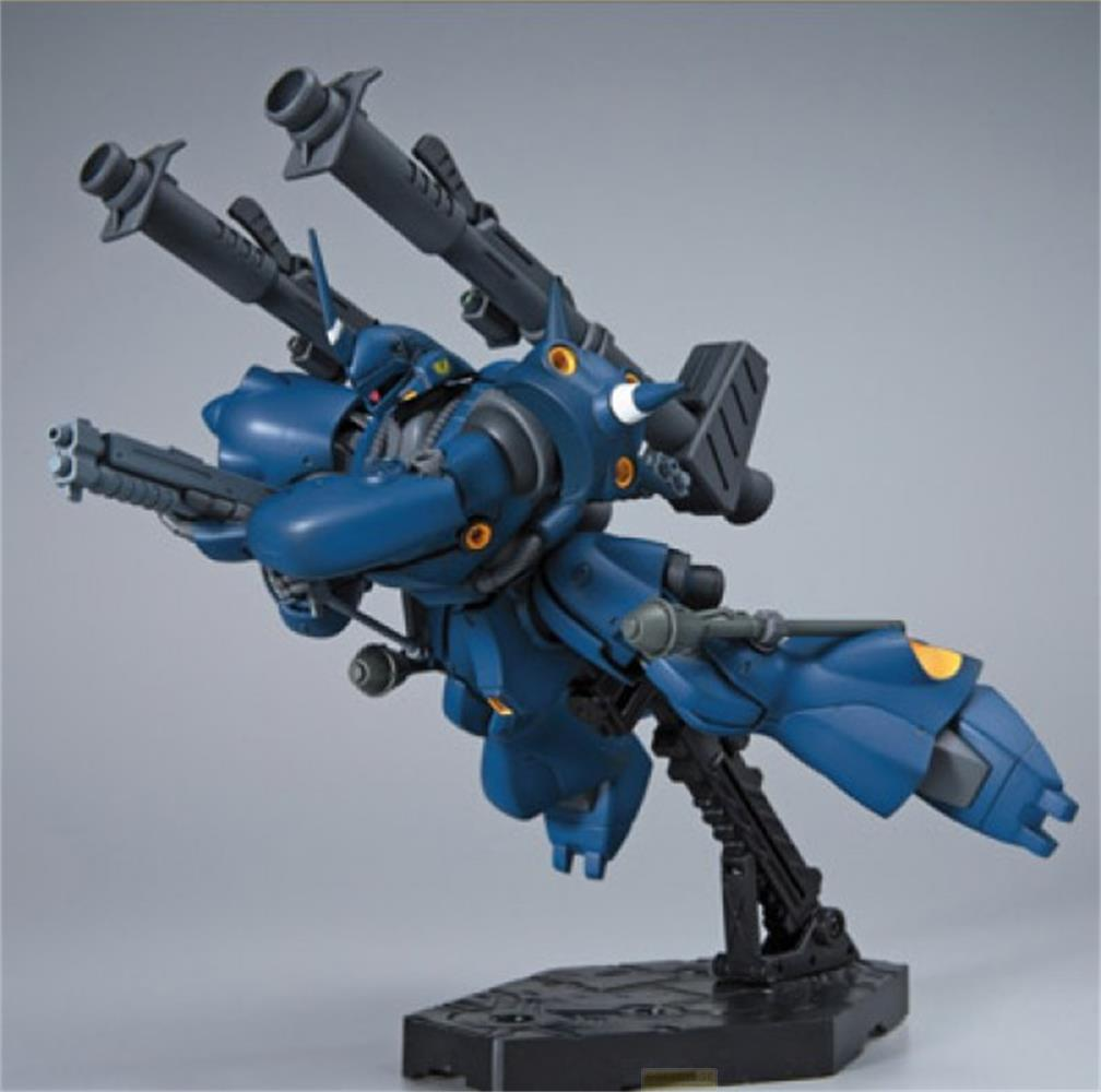 Ein blauer Roboter mit Waffen, der auf einem Ständer steht.
