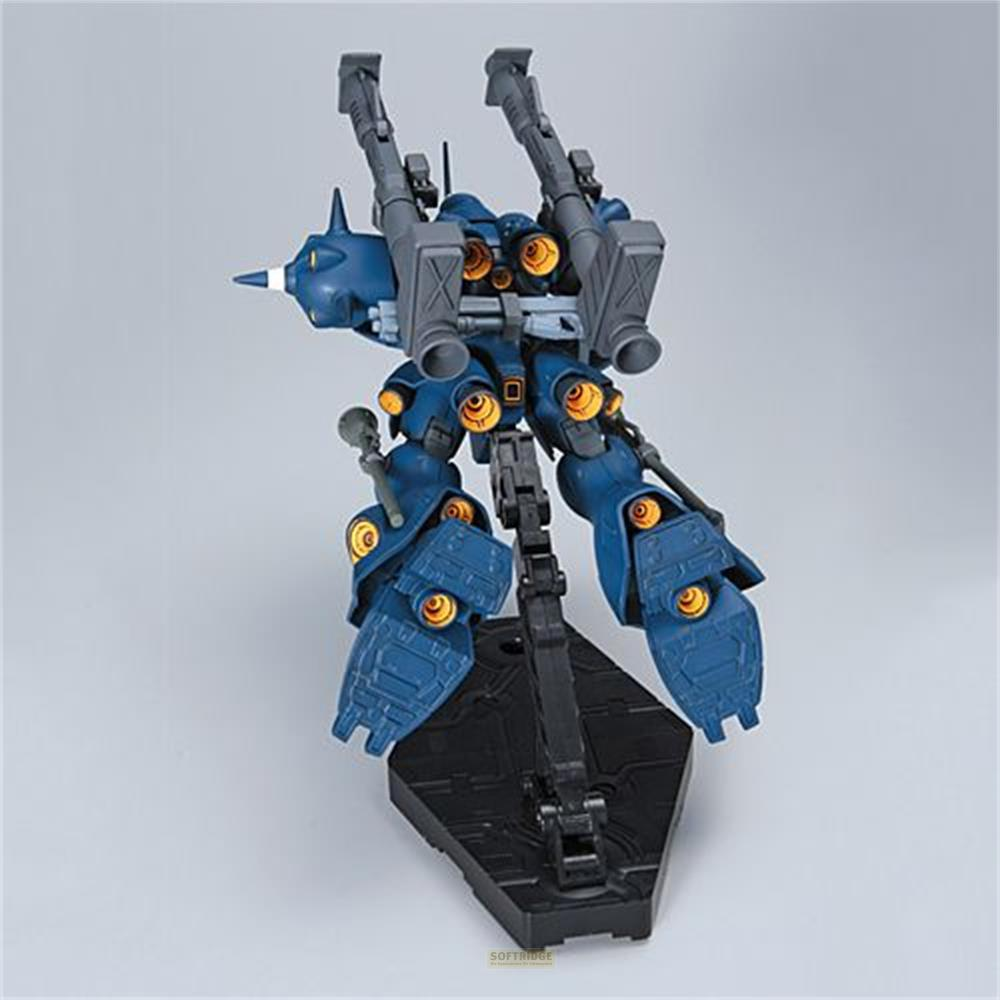Ein blauer Roboter mit zwei Waffen auf dem Rücken steht auf einer schwarzen Basis.