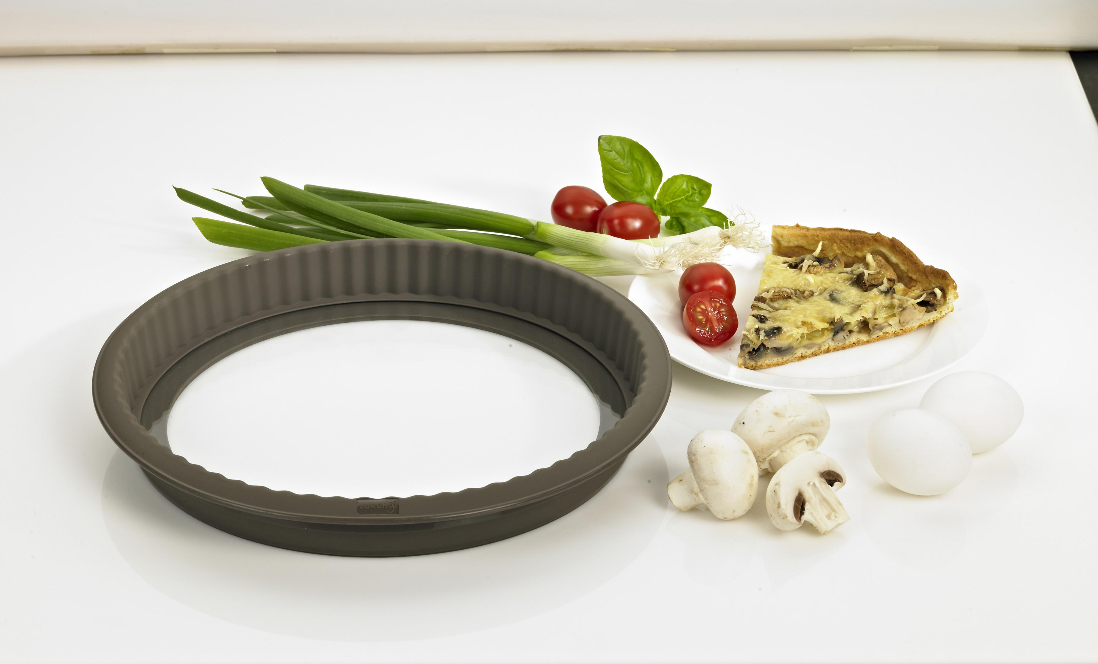 Una fetta di quiche, funghi, uova, cipollotti, pomodori e una tortiera.