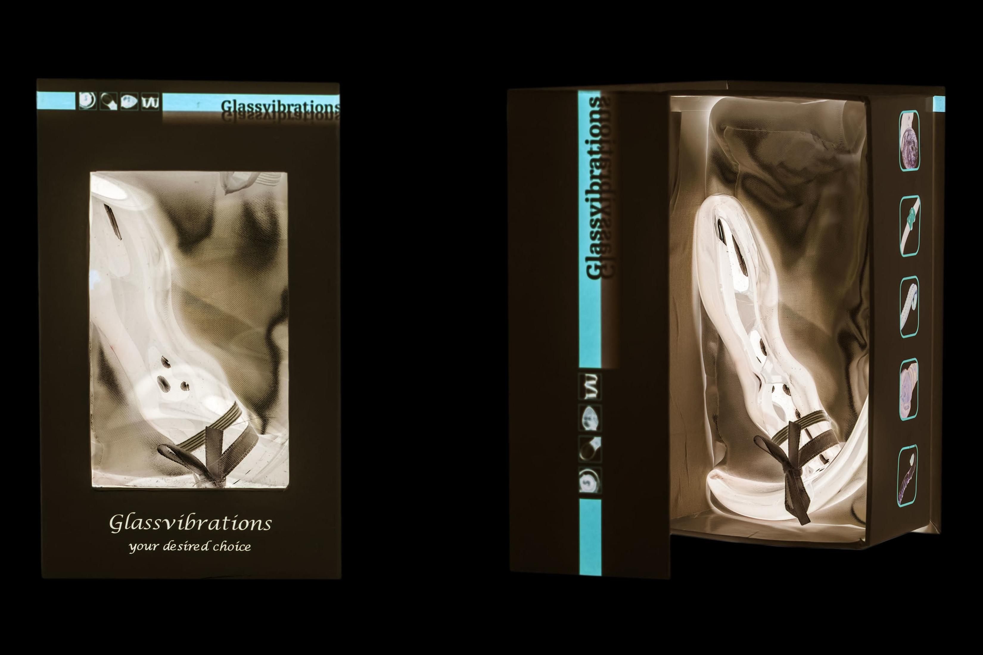Verpackung mit einem transparenten Produkt, beschriftet mit 'Glassyvibrations'.