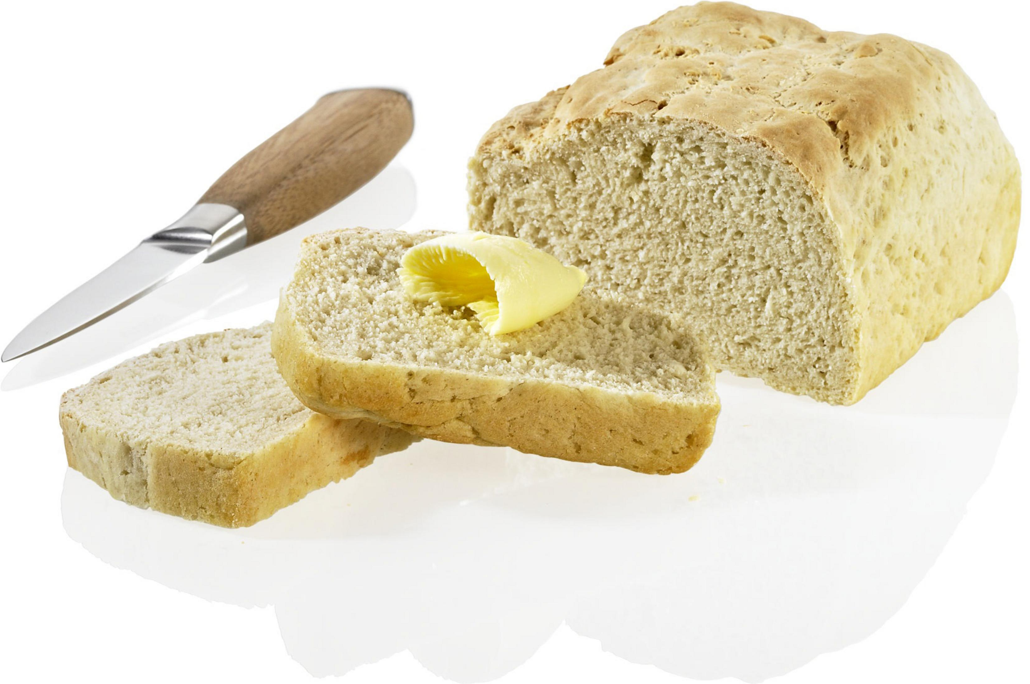 Brot mit Butter und Messer auf weißem Hintergrund.