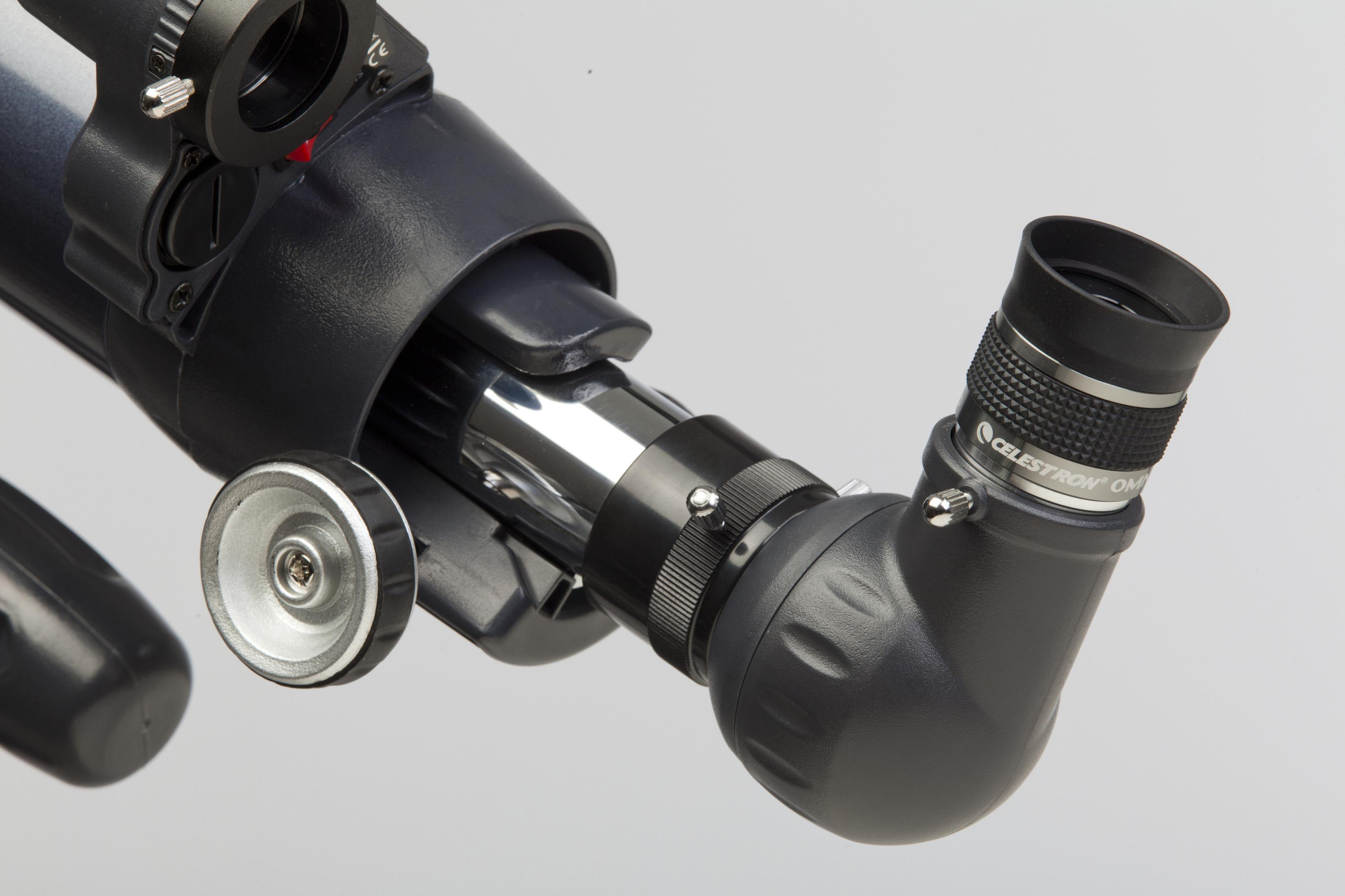 Nahaufnahme eines Celestron-Teleskop-Fokussierrads und Okulars auf hellgrauem Hintergrund.