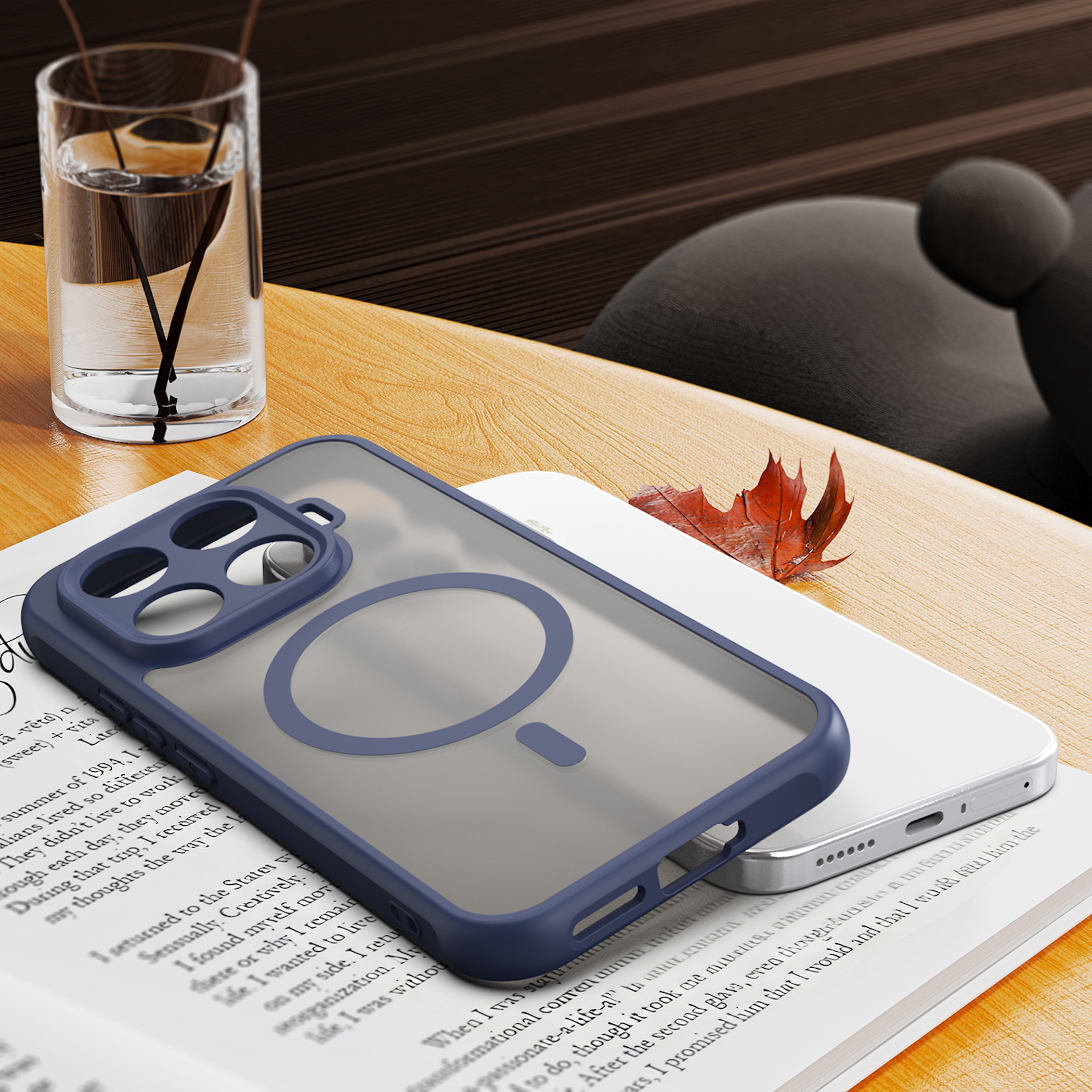 Ein blaues Handycover liegt auf einem Buch, daneben ein Glas Wasser und ein Blatt.