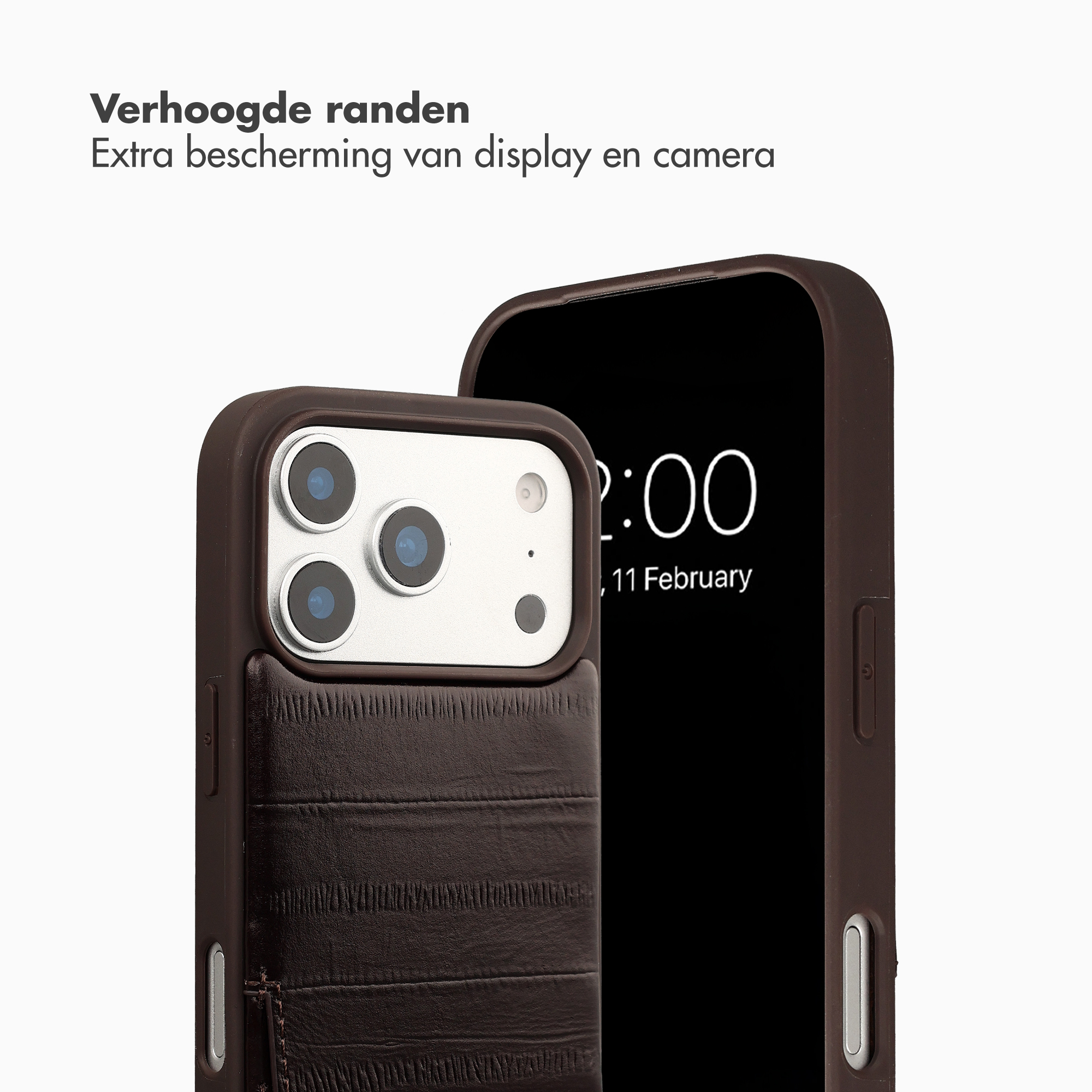 Braune Handyhülle mit Krokoprägung und Kameraausschnitt, neben einem Smartphone.