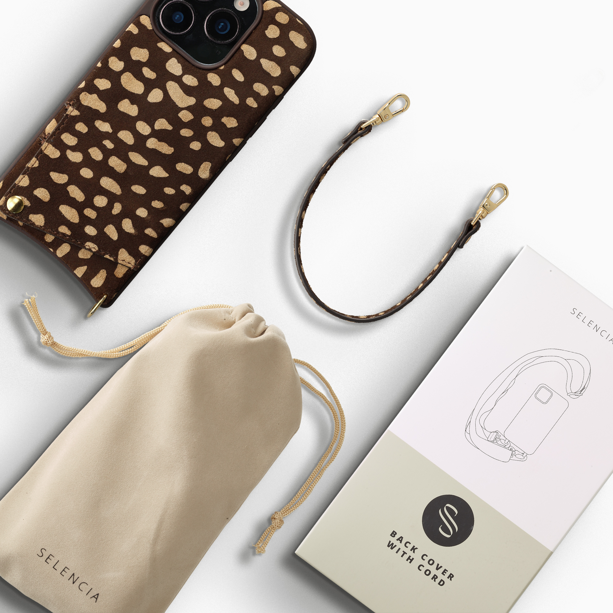 Coque de téléphone marron à motif tacheté, sangle, pochette et emballage.
