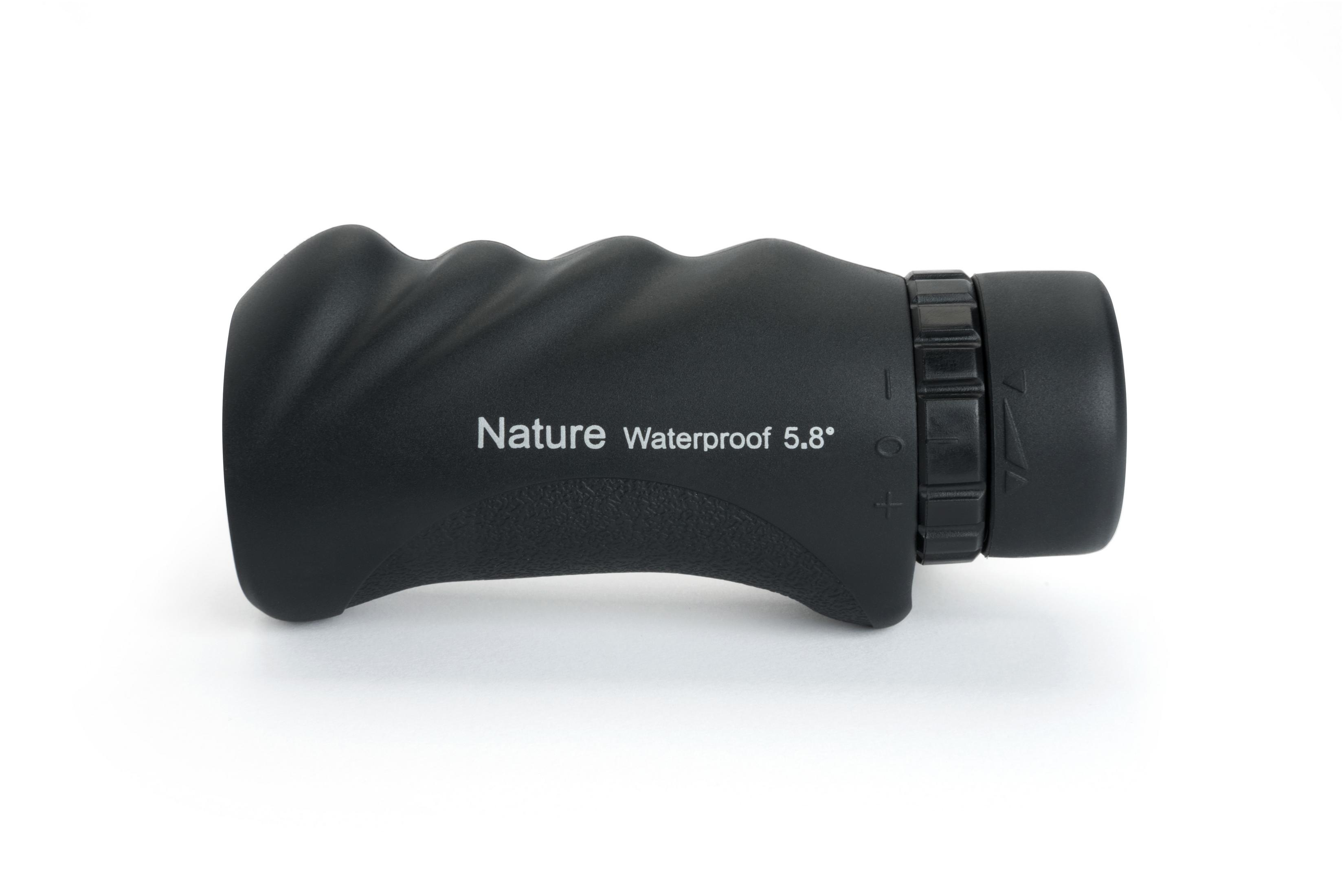 Ein schwarzes Fernglas mit der Aufschrift „Nature Waterproof 5.8°“.
