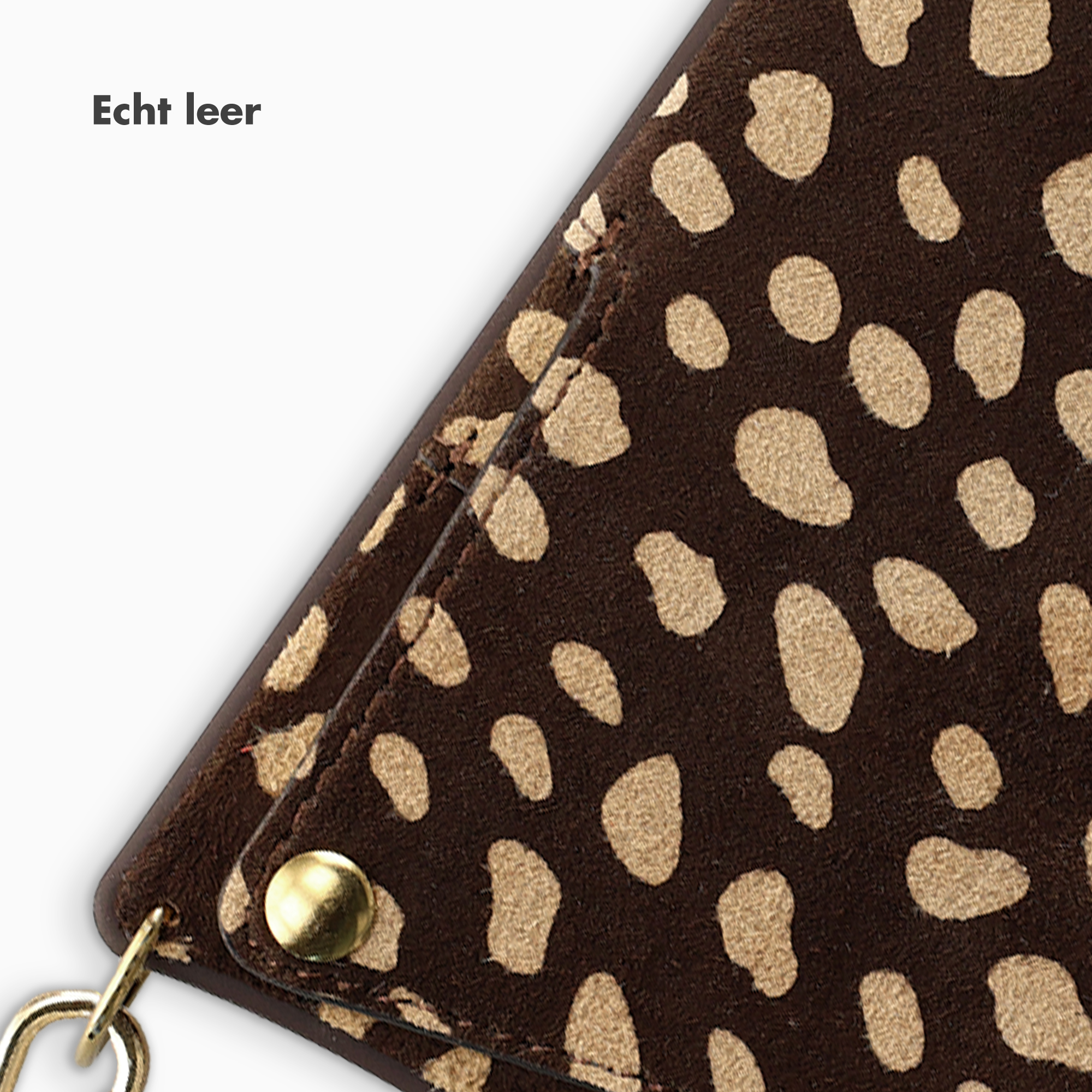 Braune Geldbörse mit hellbeigen Flecken und goldenem Druckknopf.