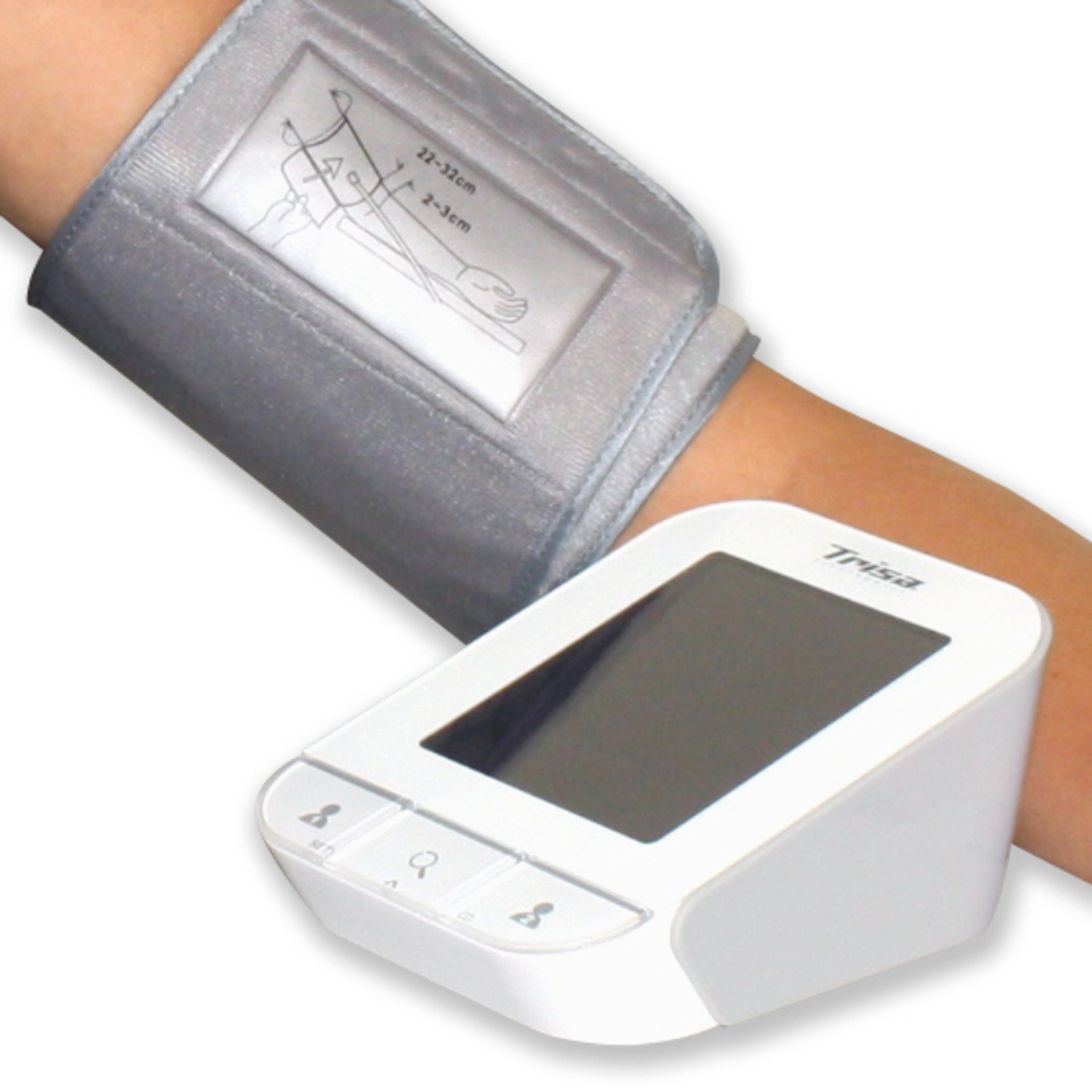 Eine Blutdruckmanschette am Arm mit einem digitalen Monitor, der das Trisa-Logo zeigt.