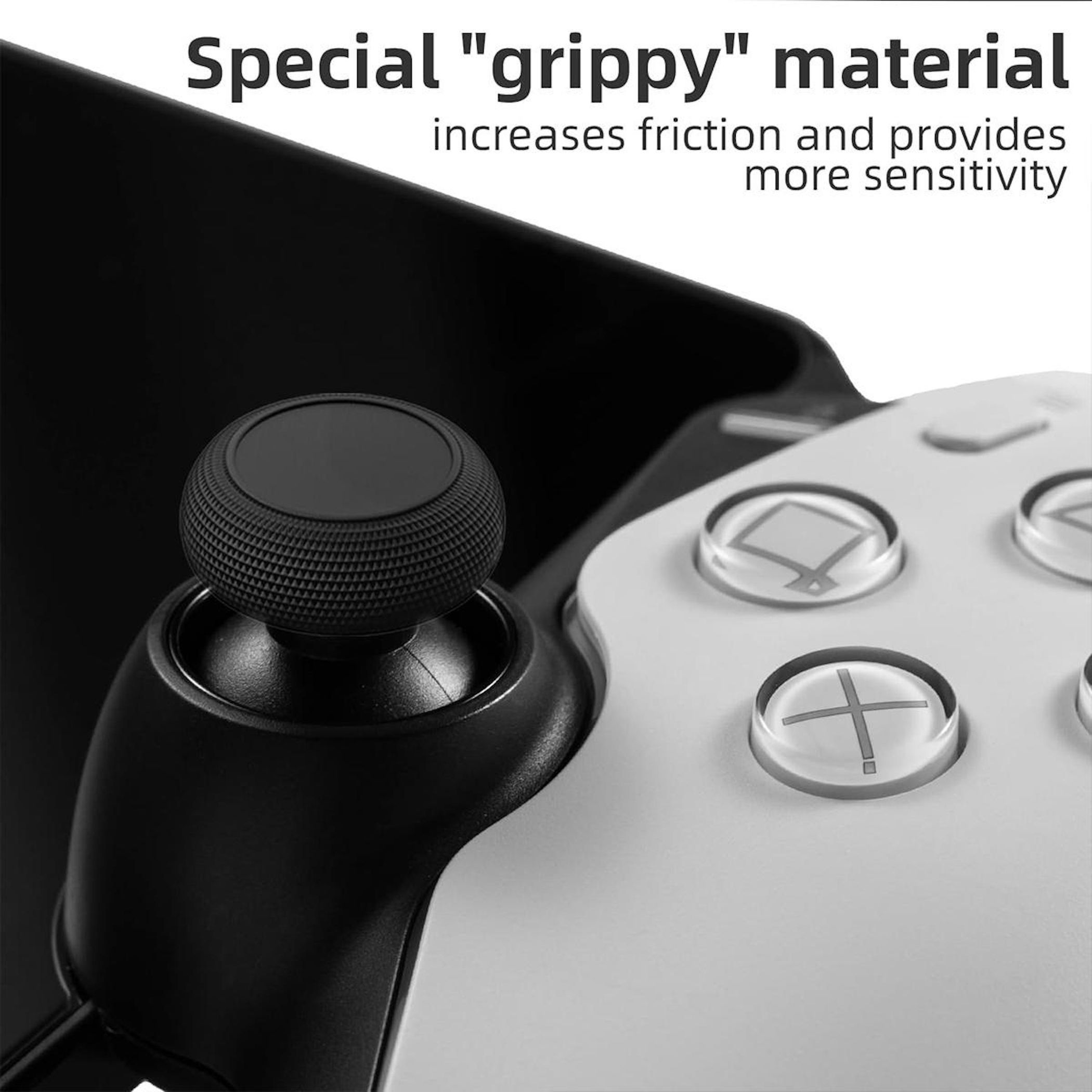 Nahaufnahme eines schwarzen Joystick-Aufsatzes auf einer weißen Spielkonsole mit Symboltasten.