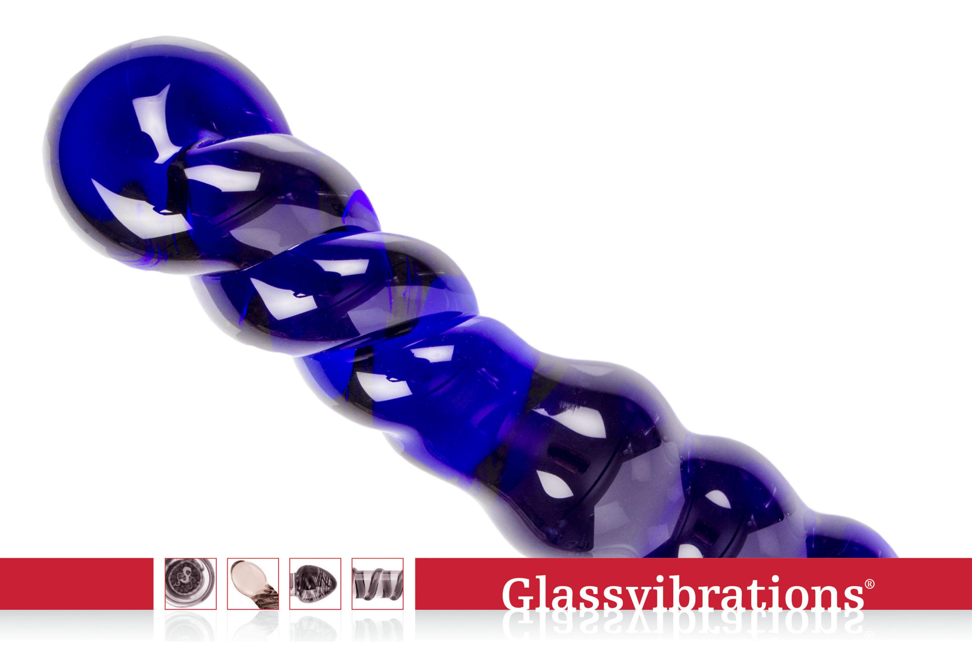 Ein spiralförmiges, blaues Glasobjekt mit glatten Oberflächen, isoliert auf weißem Hintergrund.