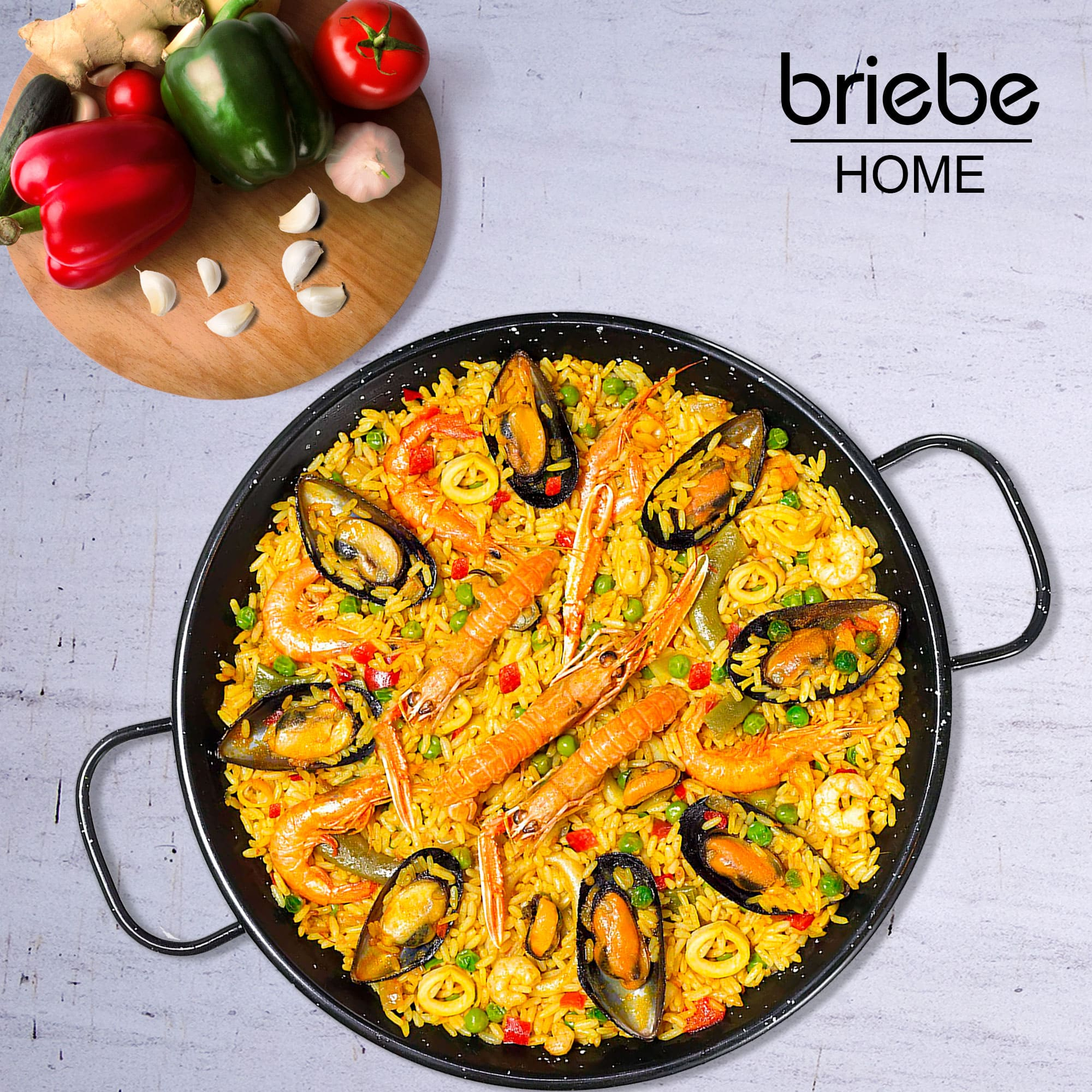 Paella con gambas, mejillones y anillas de calamar sobre mesa madera.