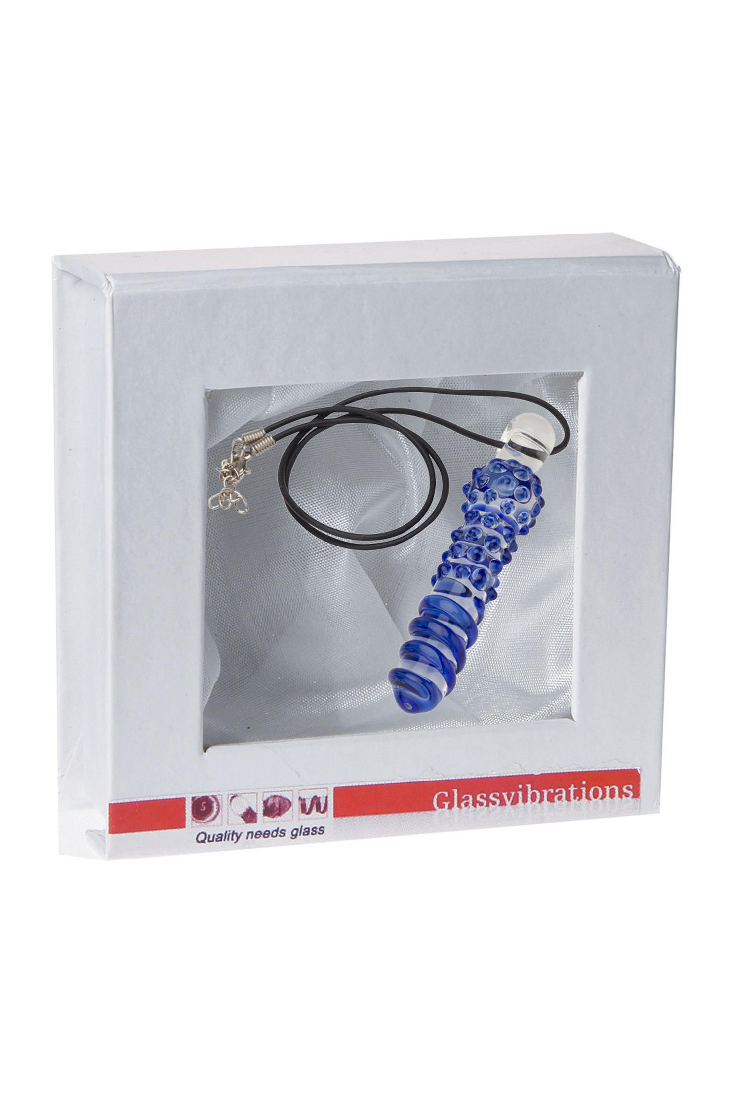 Blaue Glasanhänger mit erhabenen Punkten und Spiralen an schwarzer Schnur in weißer Schachtel.
