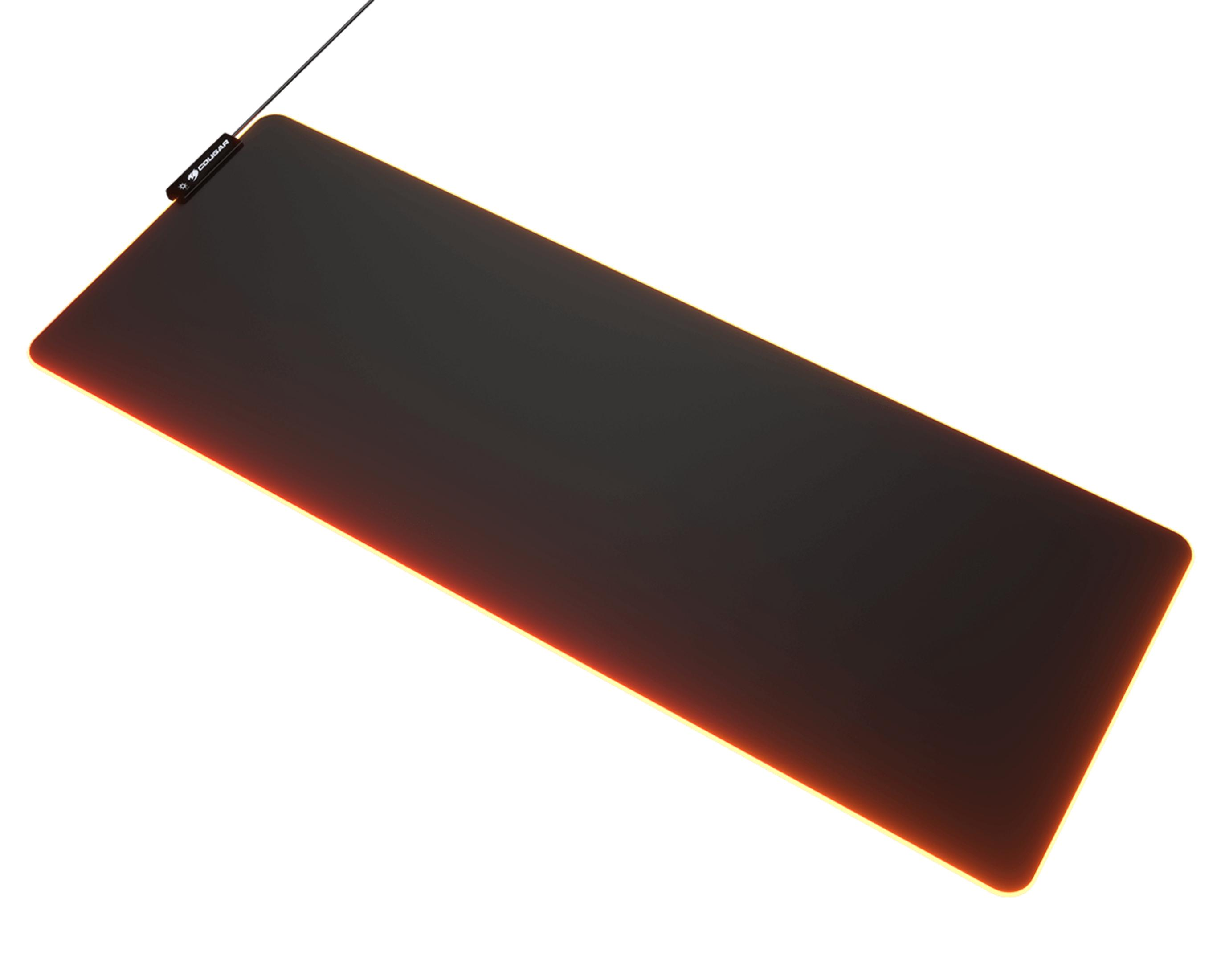 Schwarzes Mauspad mit leuchtend orangefarbenem Rand und dem Cougar-Logo.