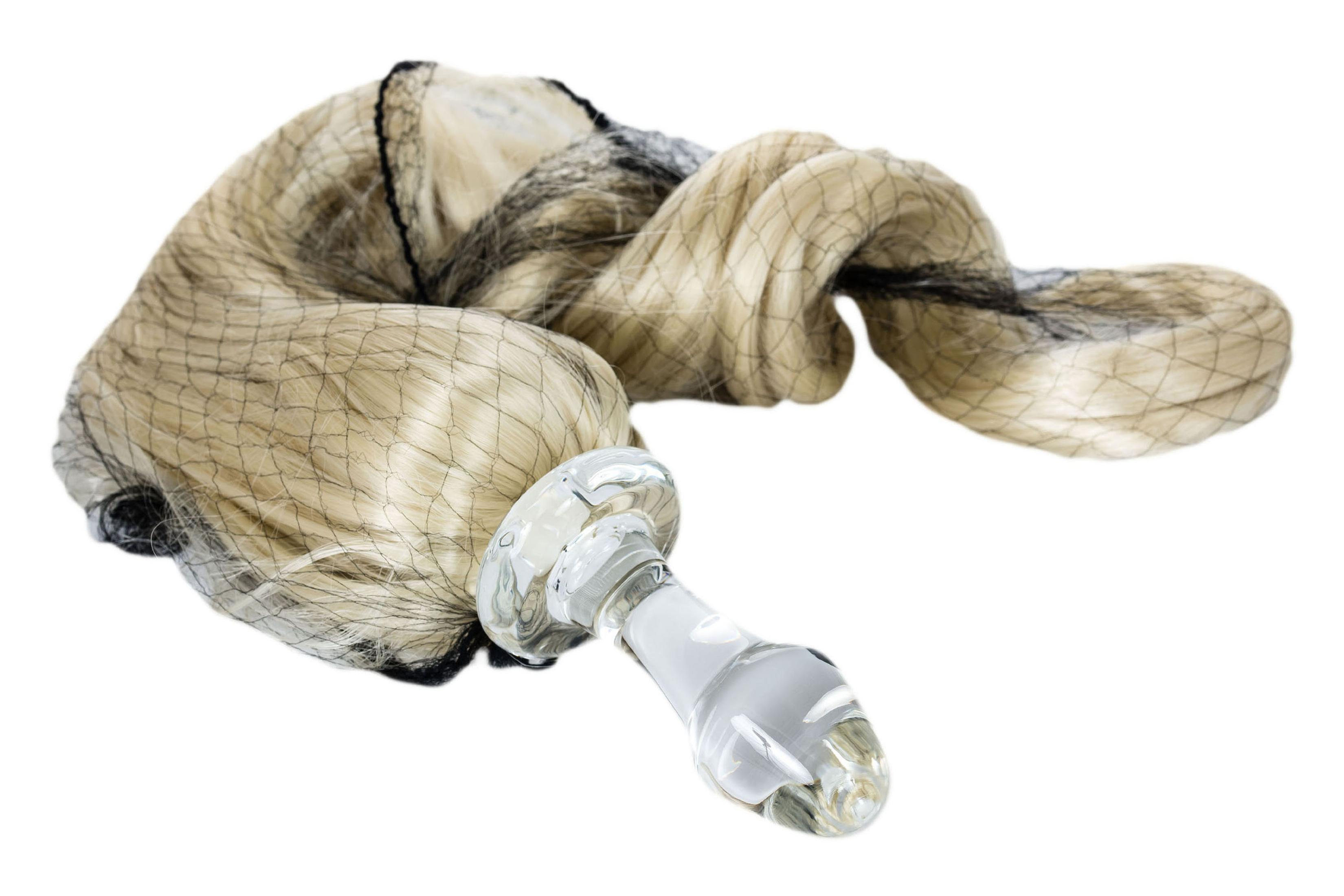 Ein blonder Haarknoten in einem Netz mit einem Glasgriff.