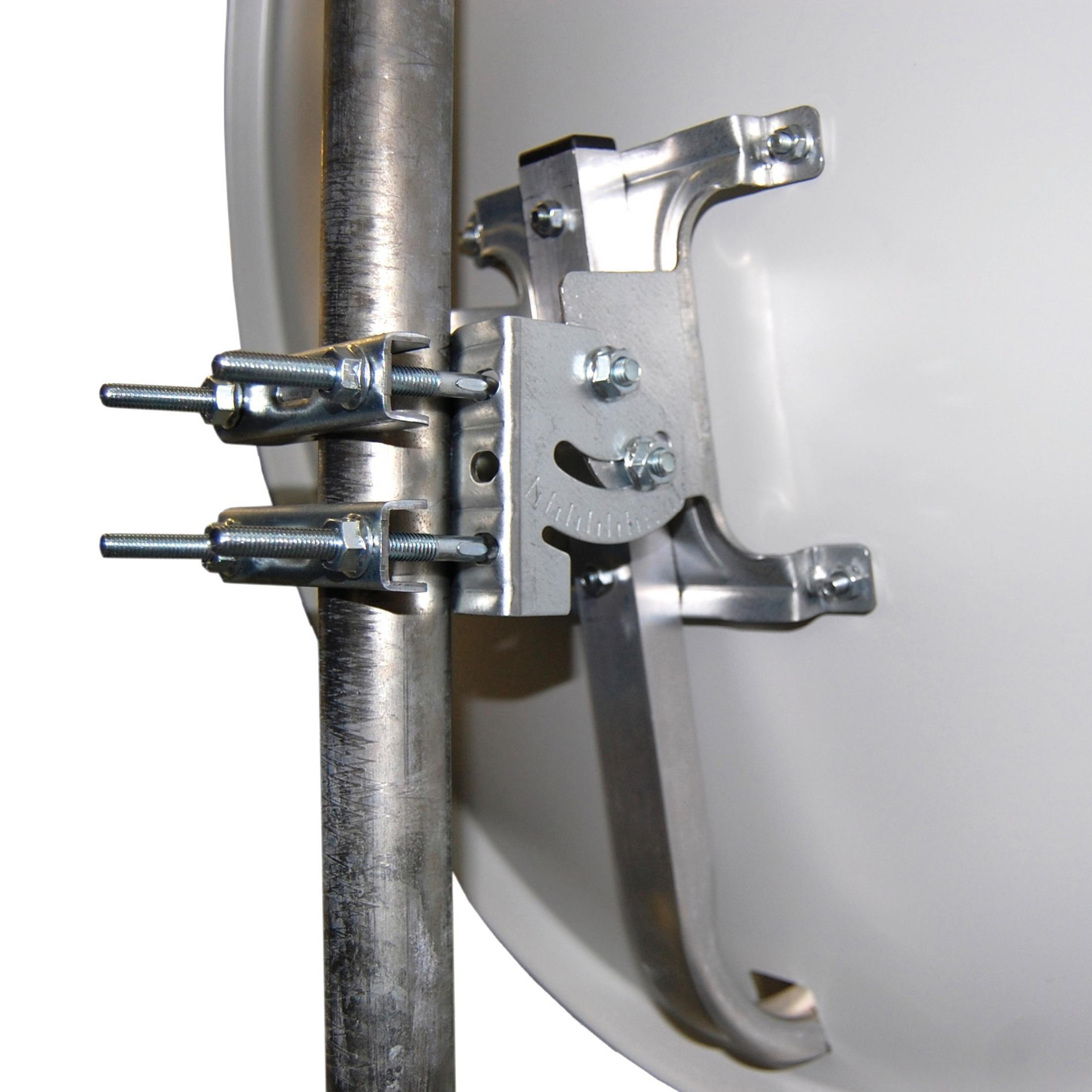 Metallstange mit Satellitenschüsselhalterung, Schrauben und Muttern.
