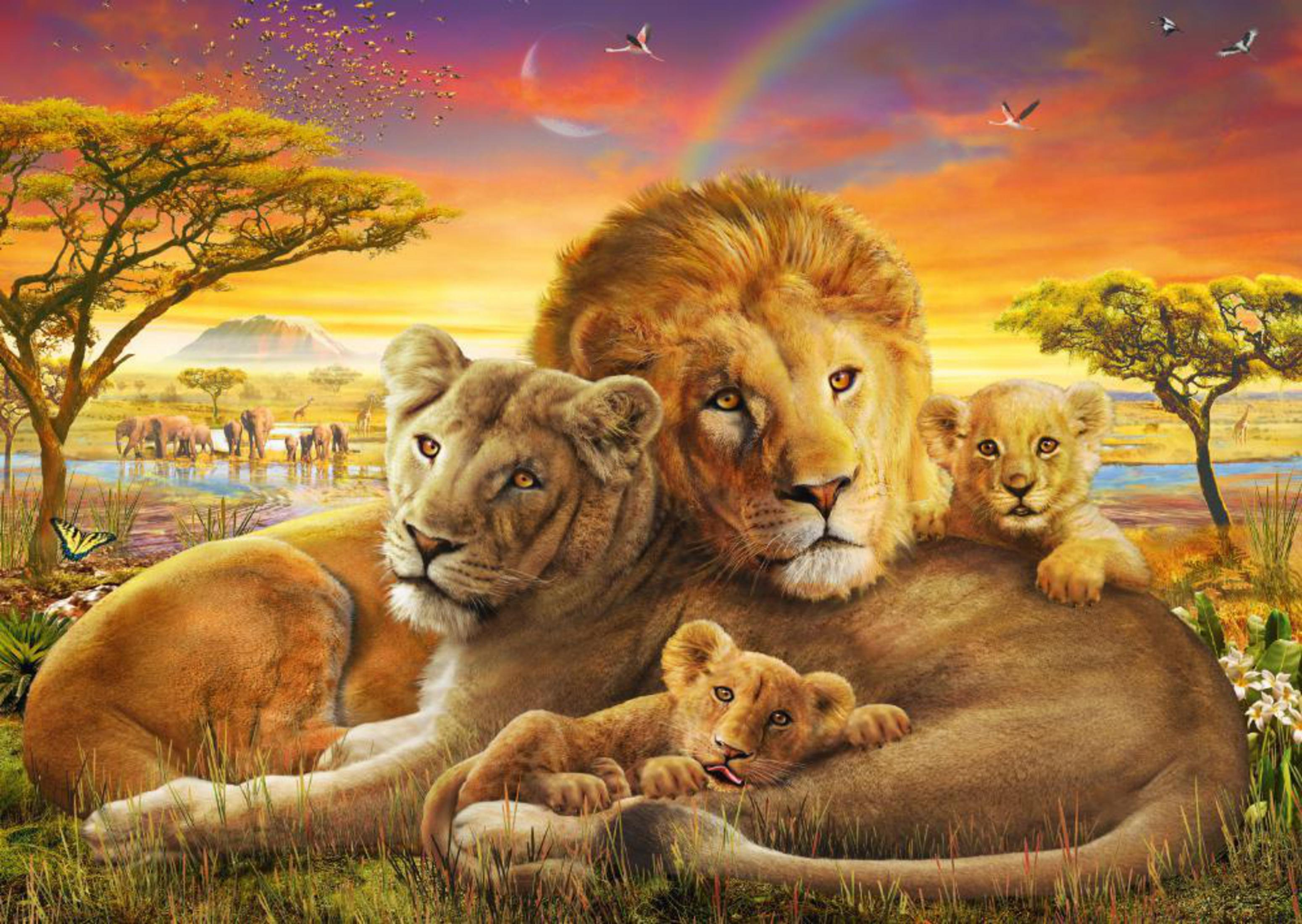 Familia de leones en sabana al atardecer, elefantes en abrevadero al fondo.