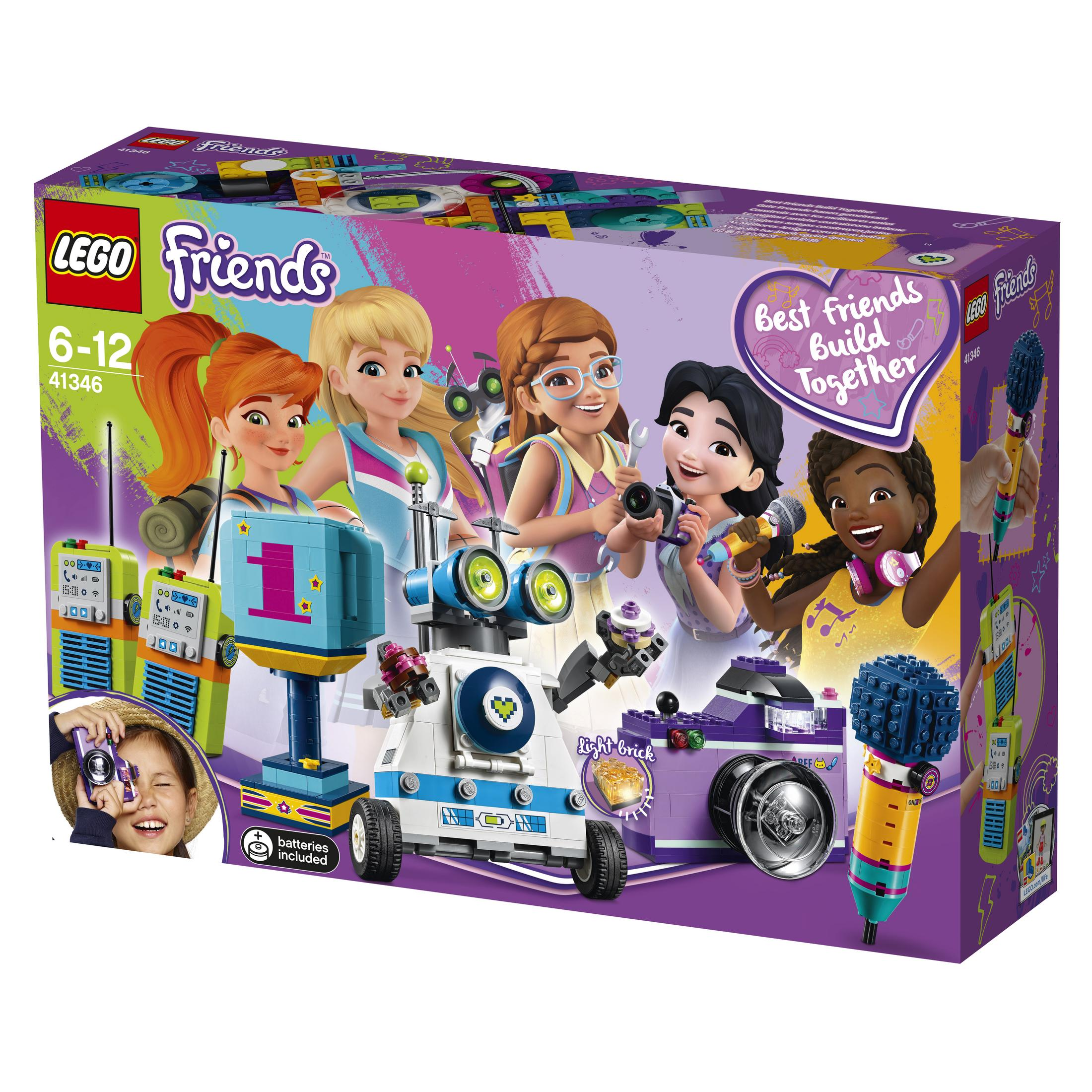 Set LEGO Friends con cinque figure, un robot e accessori, a tema amicizia e costruzione.