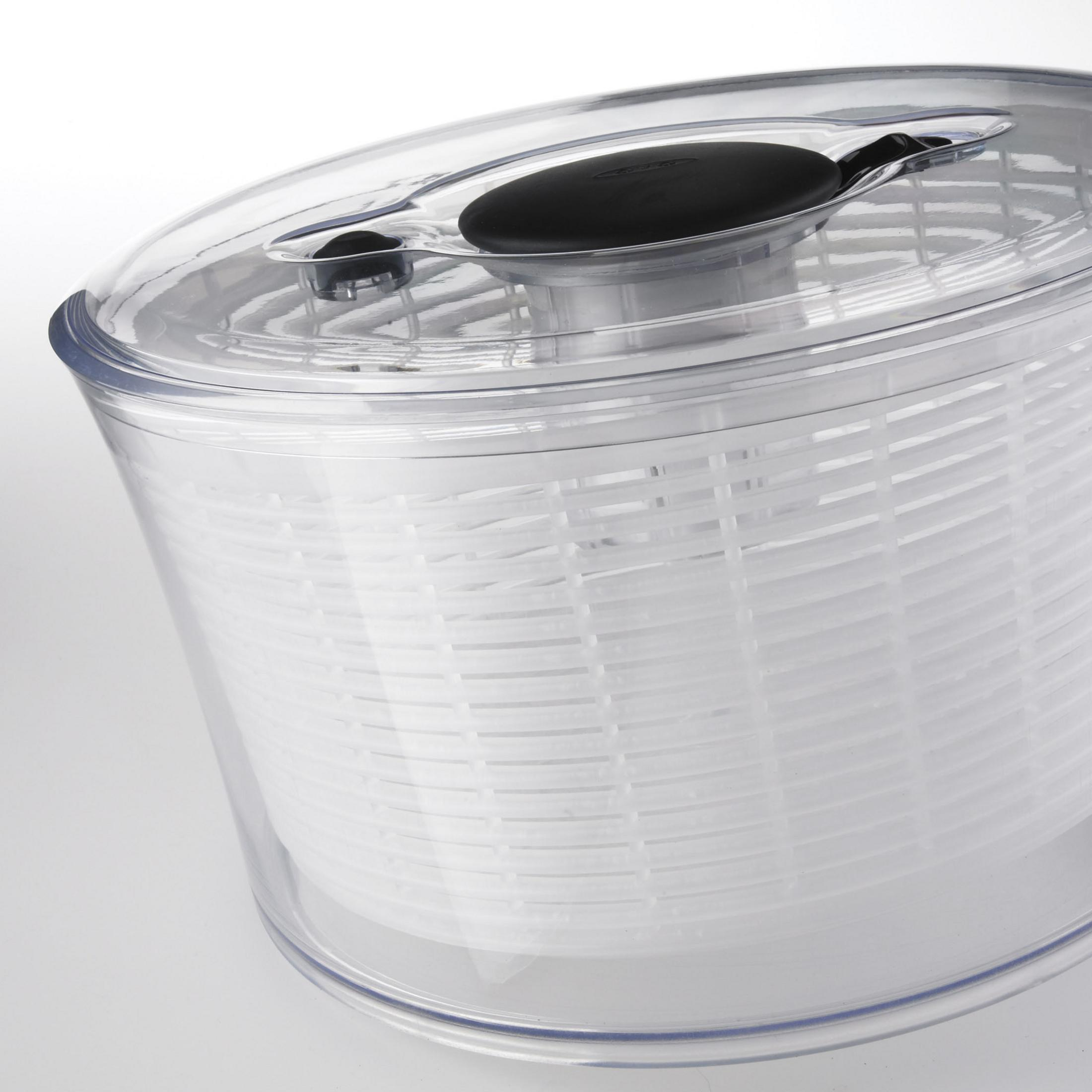 Transparenter Salatspinner aus Kunststoff mit schwarzem Deckel und weißem Korb.