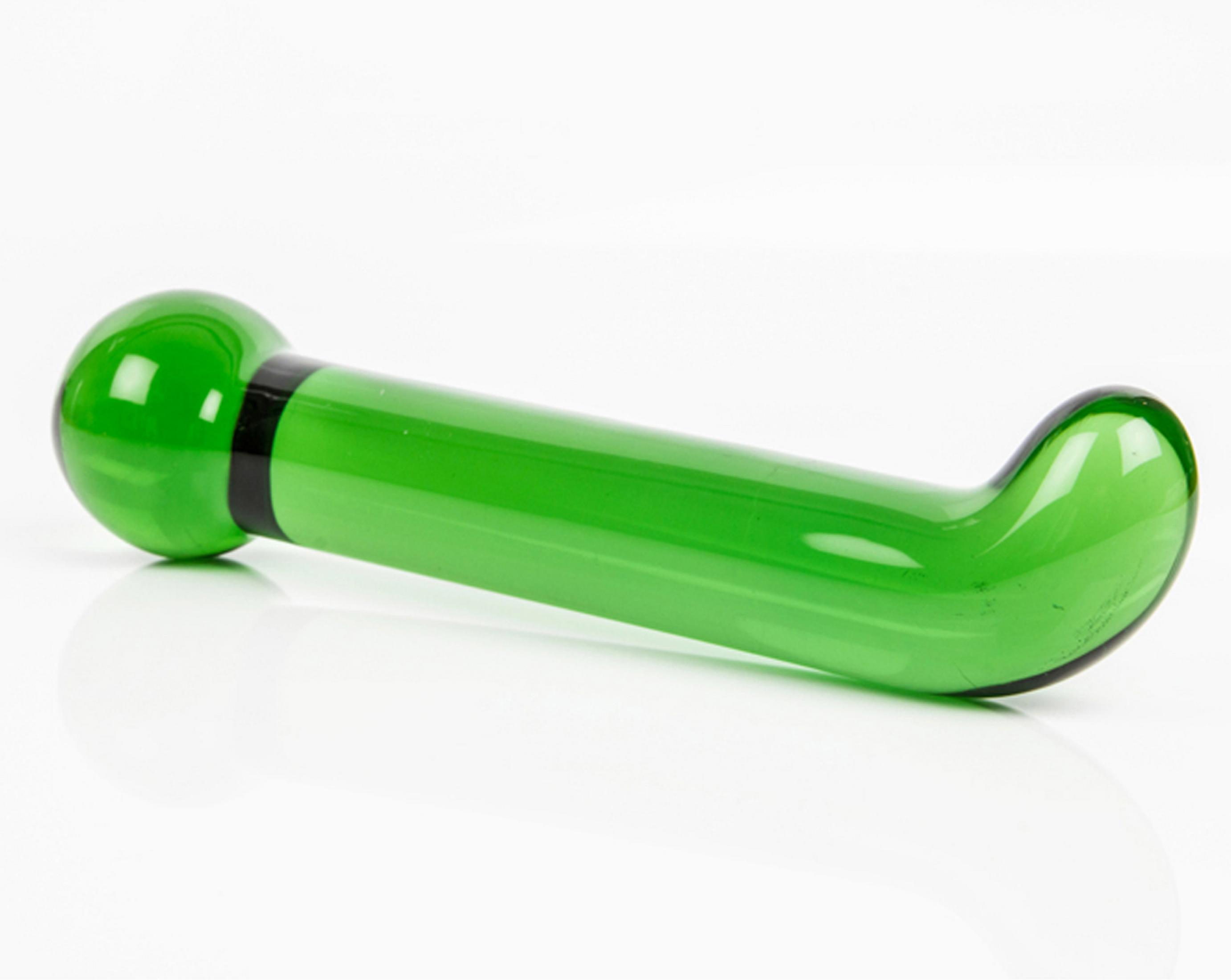 Ein grüner Glasstab mit einem kugelförmigen Ende und einem gebogenen Ende.