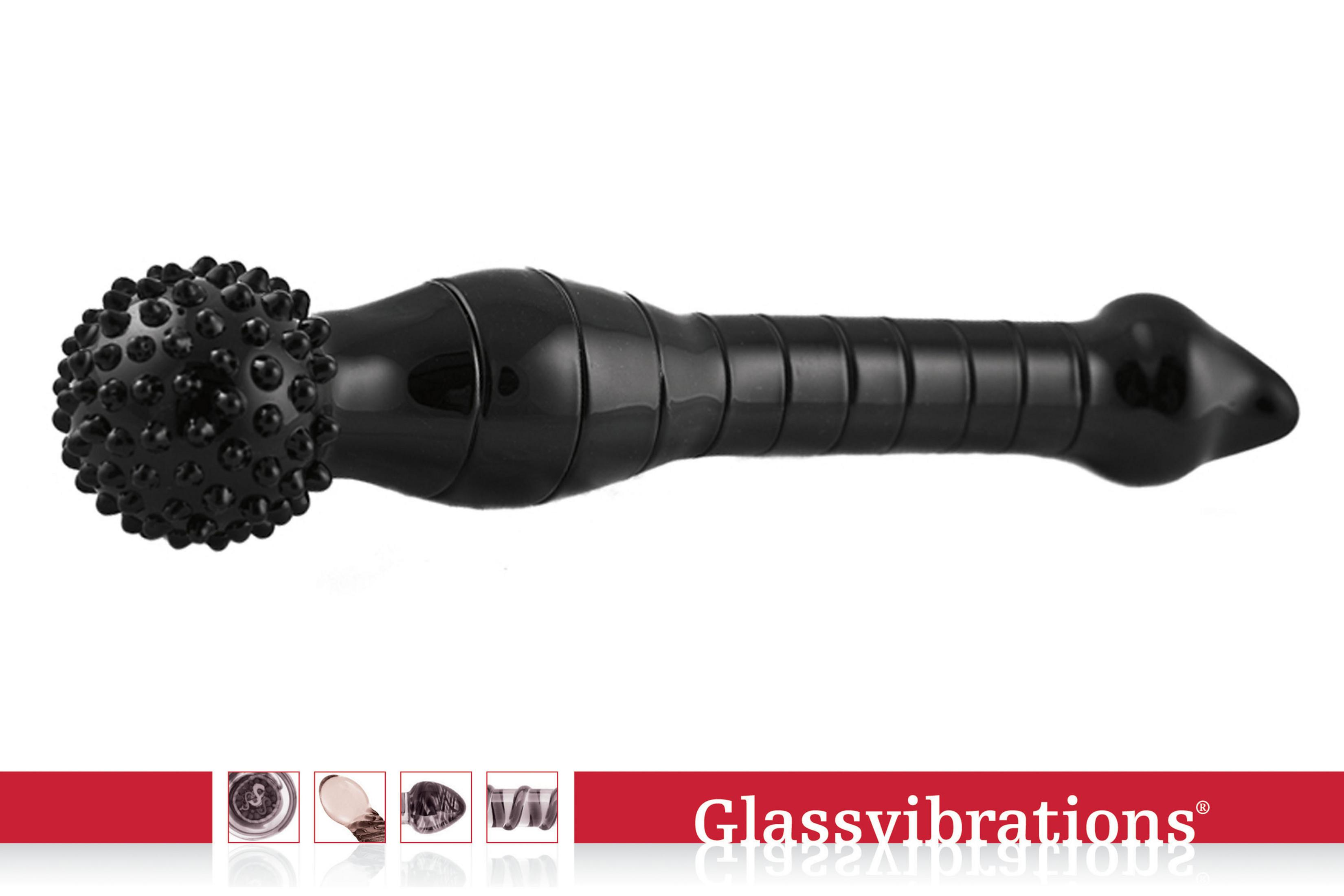 Schwarzer Vibrator mit Noppenkopf und geripptem Griff, auf weißem Grund.