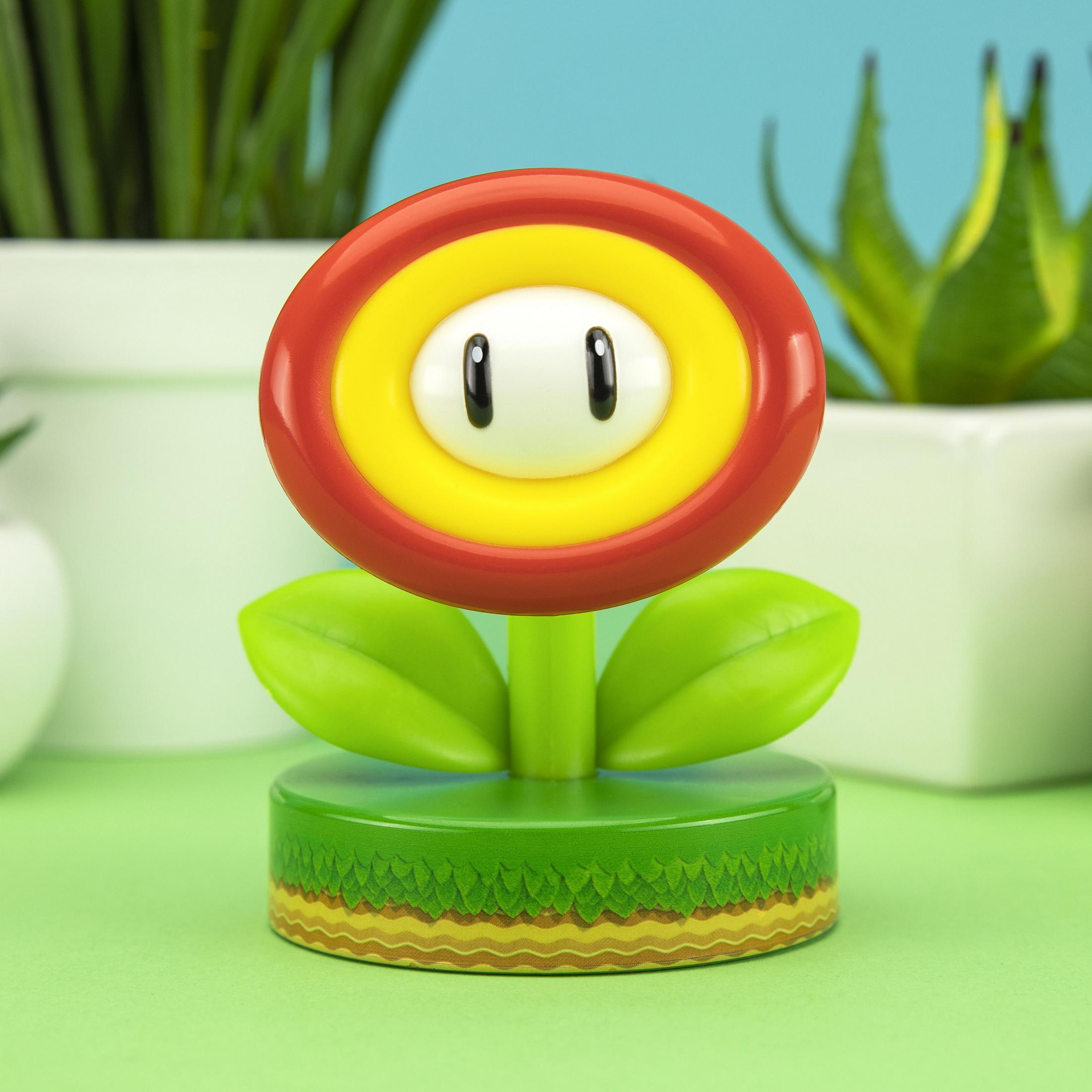 Eine Mario-Feuerblume-Figur mit roten Blütenblättern, gelbem Zentrum und Augen.