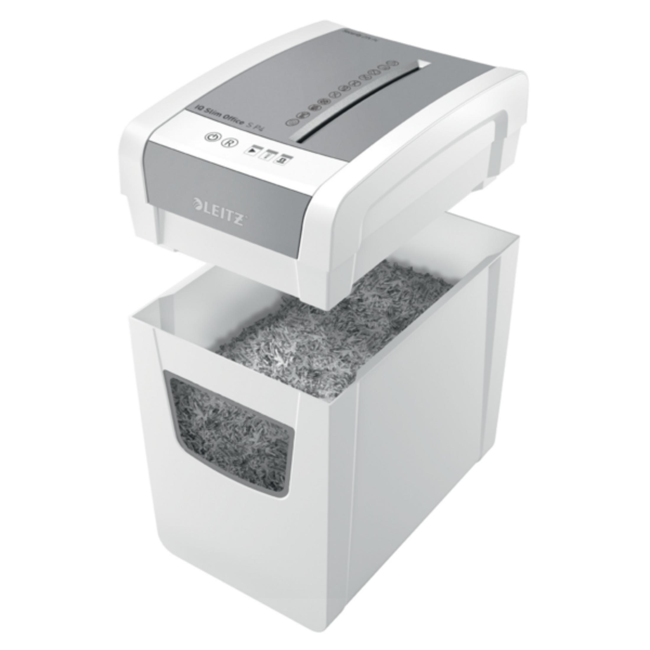 Une destructrice de papier blanche avec un dessus gris est placée au-dessus d'une poubelle remplie de papier déchiqueté.