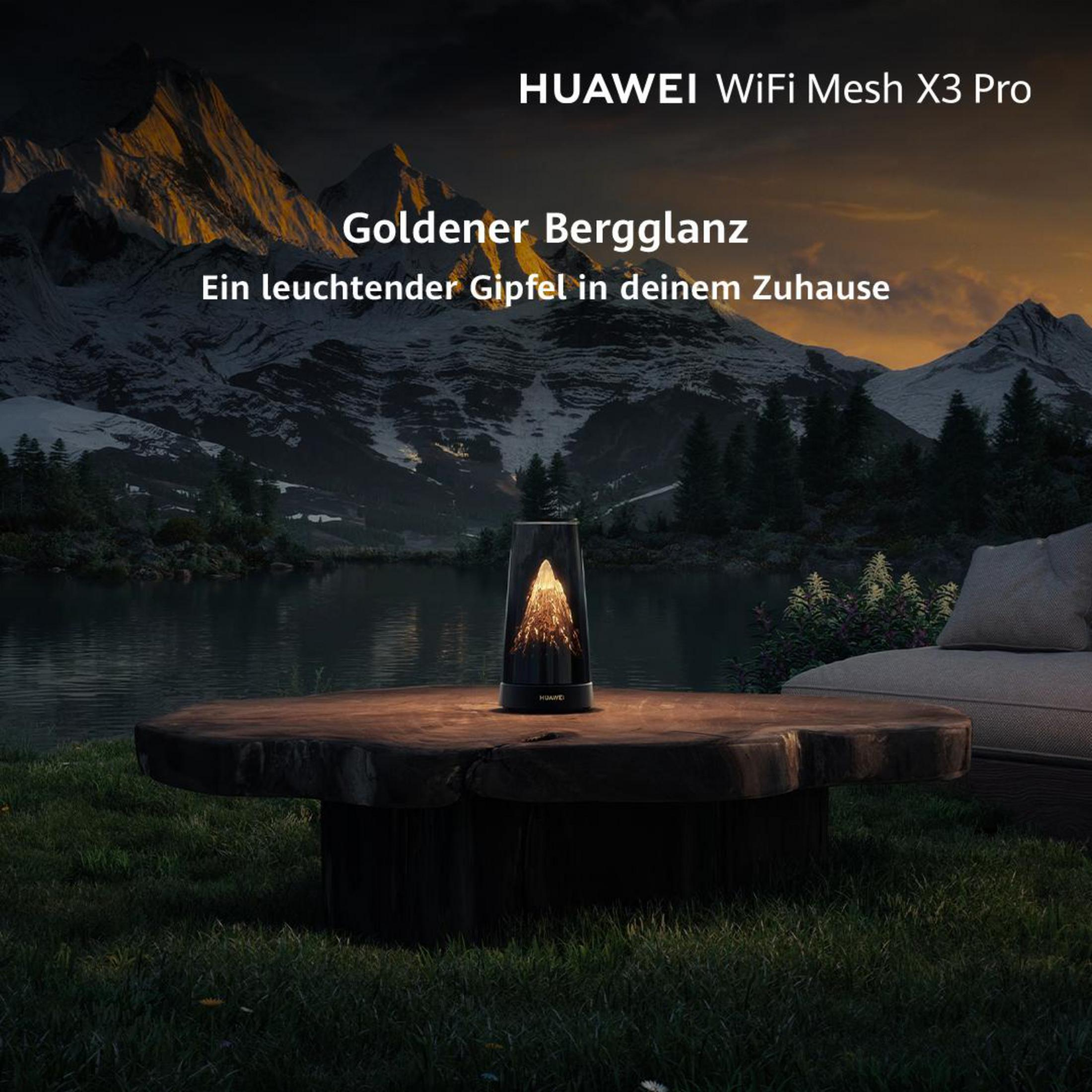 Un cilindro de cristal con un motivo de montaña iluminado se asienta sobre una mesa de madera exterior.