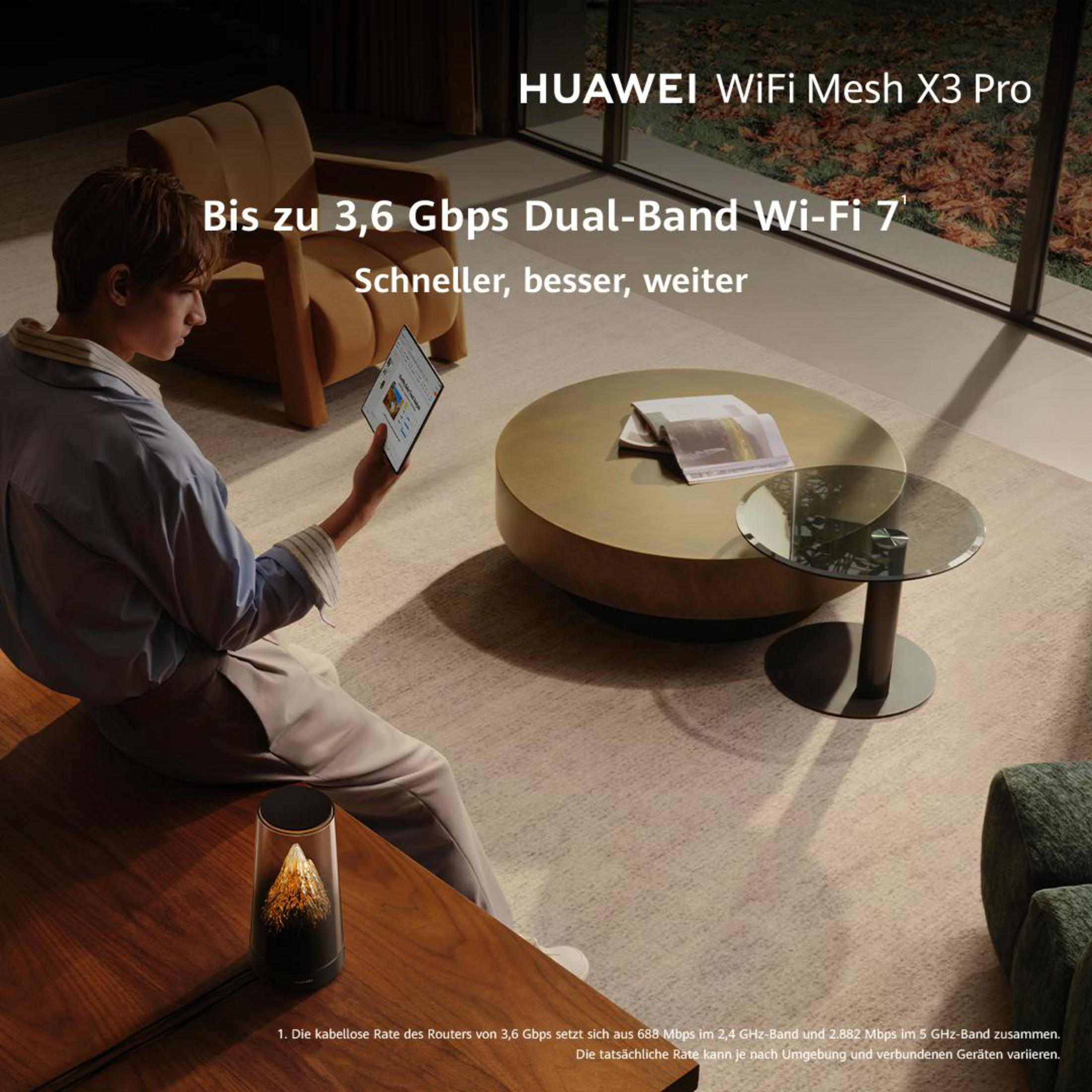 Un hombre sostiene una tableta en una sala de estar moderna con HUAWEI WiFi Mesh X3 Pro.