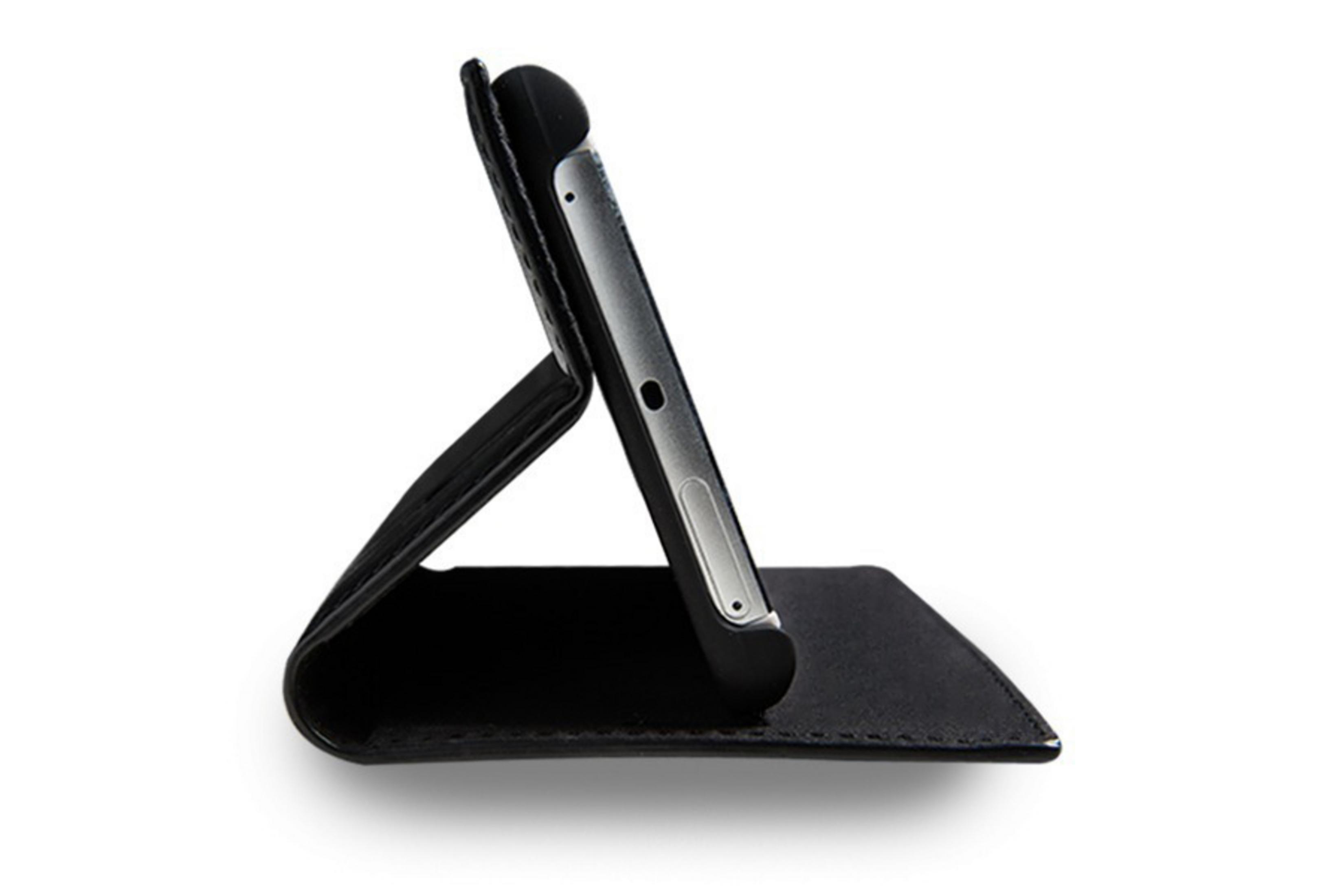 Ein schwarzes Tablet in einer aufgestellten Hülle, auf weißem Hintergrund.