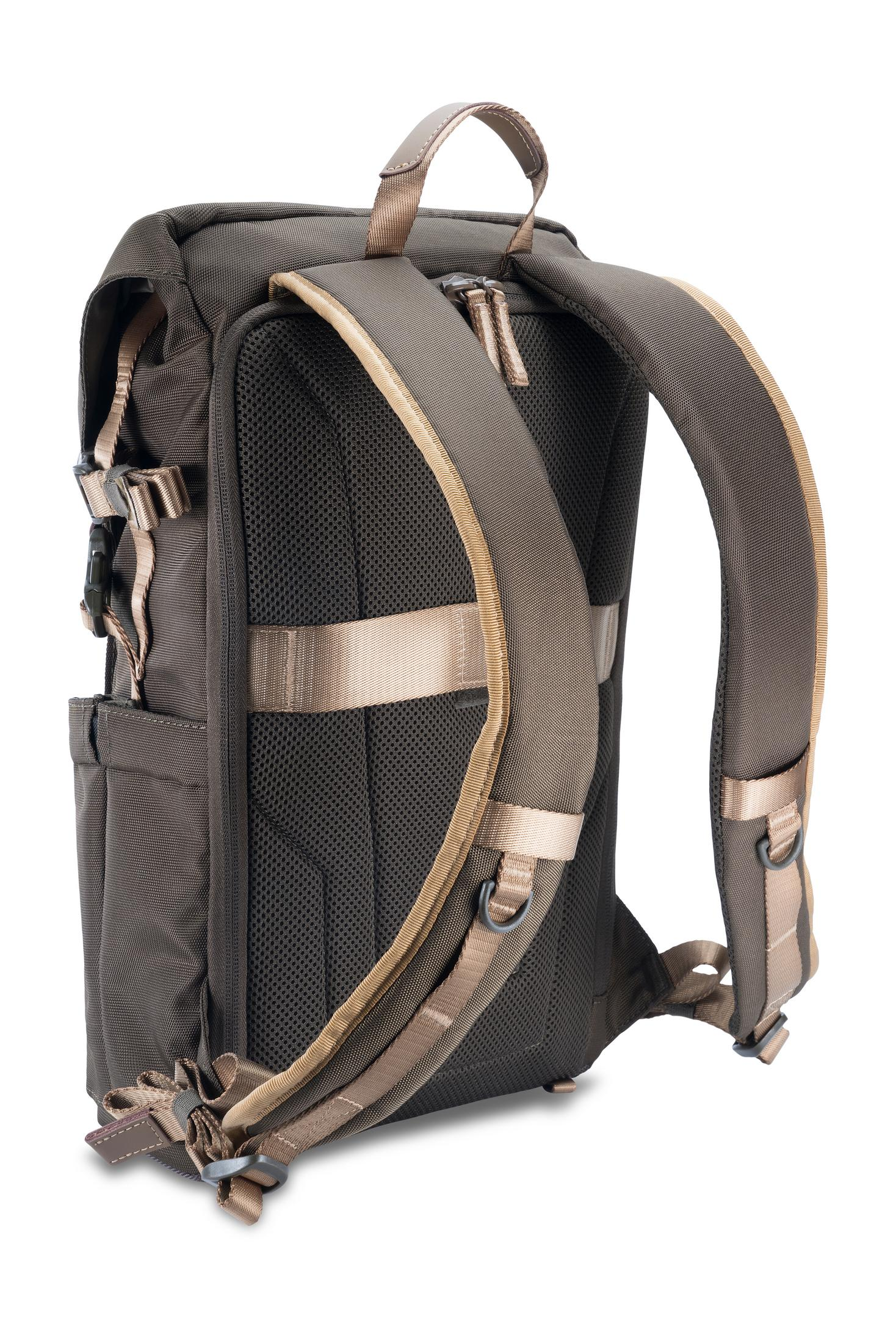 Mochila gris oscuro con correas color canela y acolchado trasero de malla.