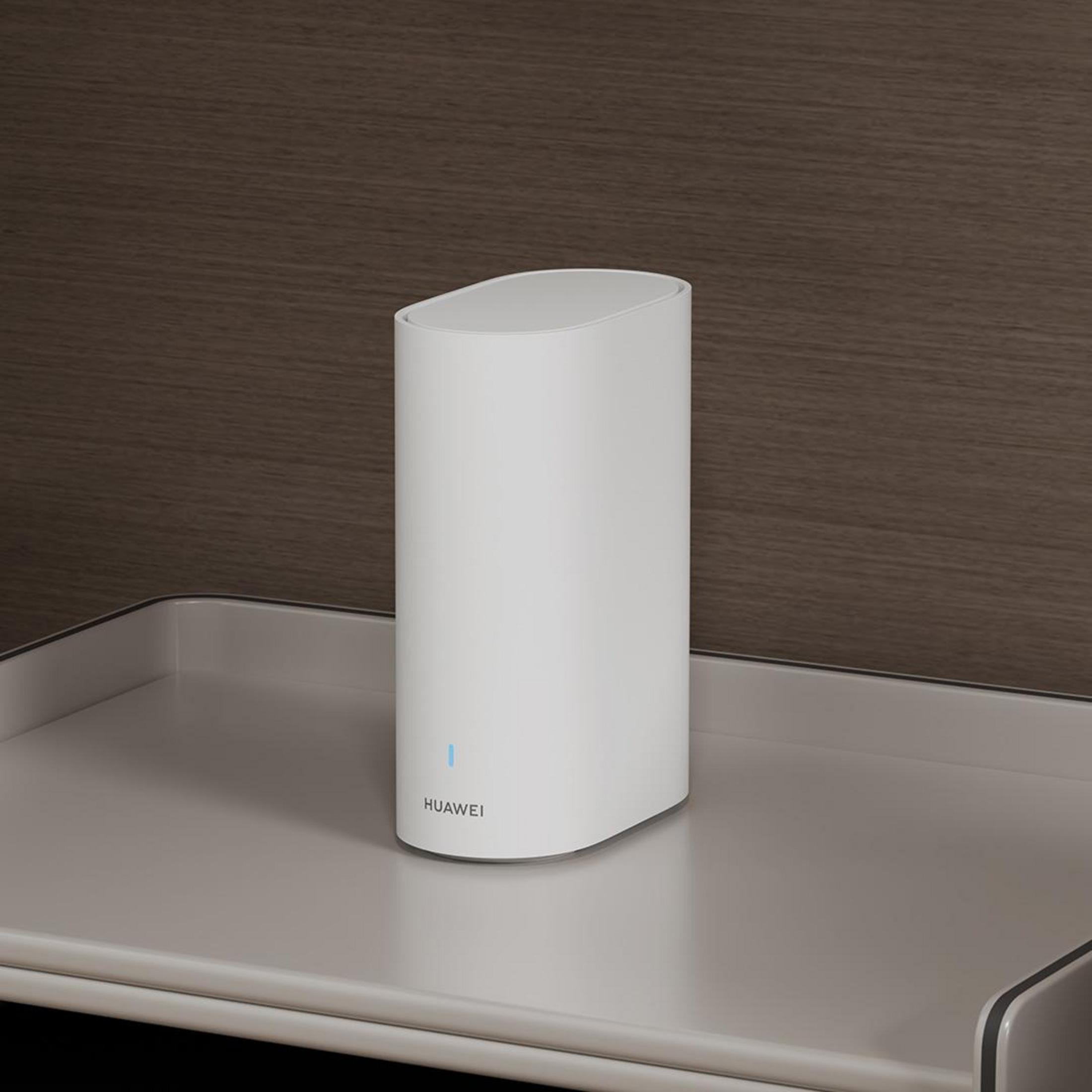 Un router Huawei bianco con luce blu su uno scaffale chiaro.