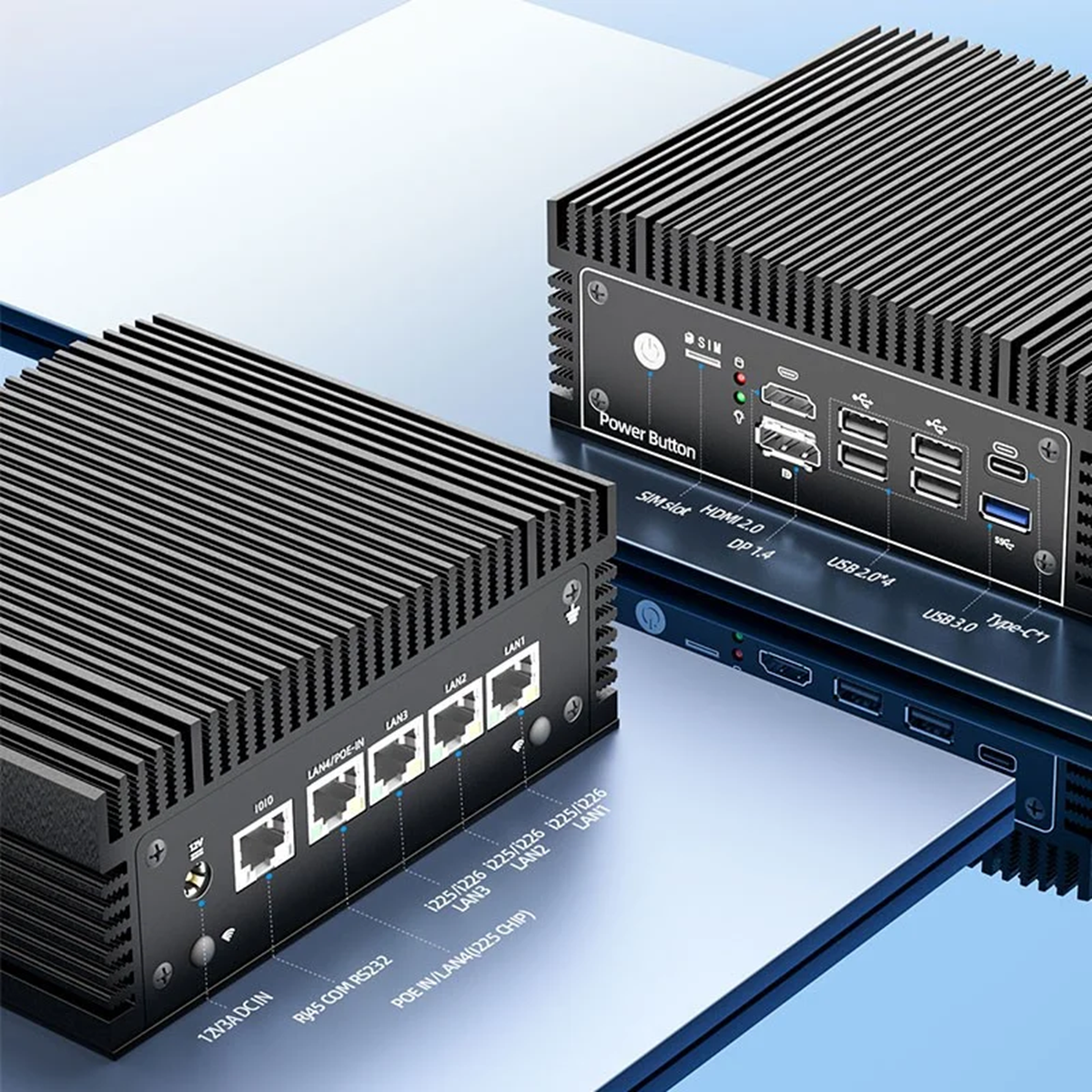 Dos mini PCs negros con aletas, uno mostrando puertos y etiquetas.
