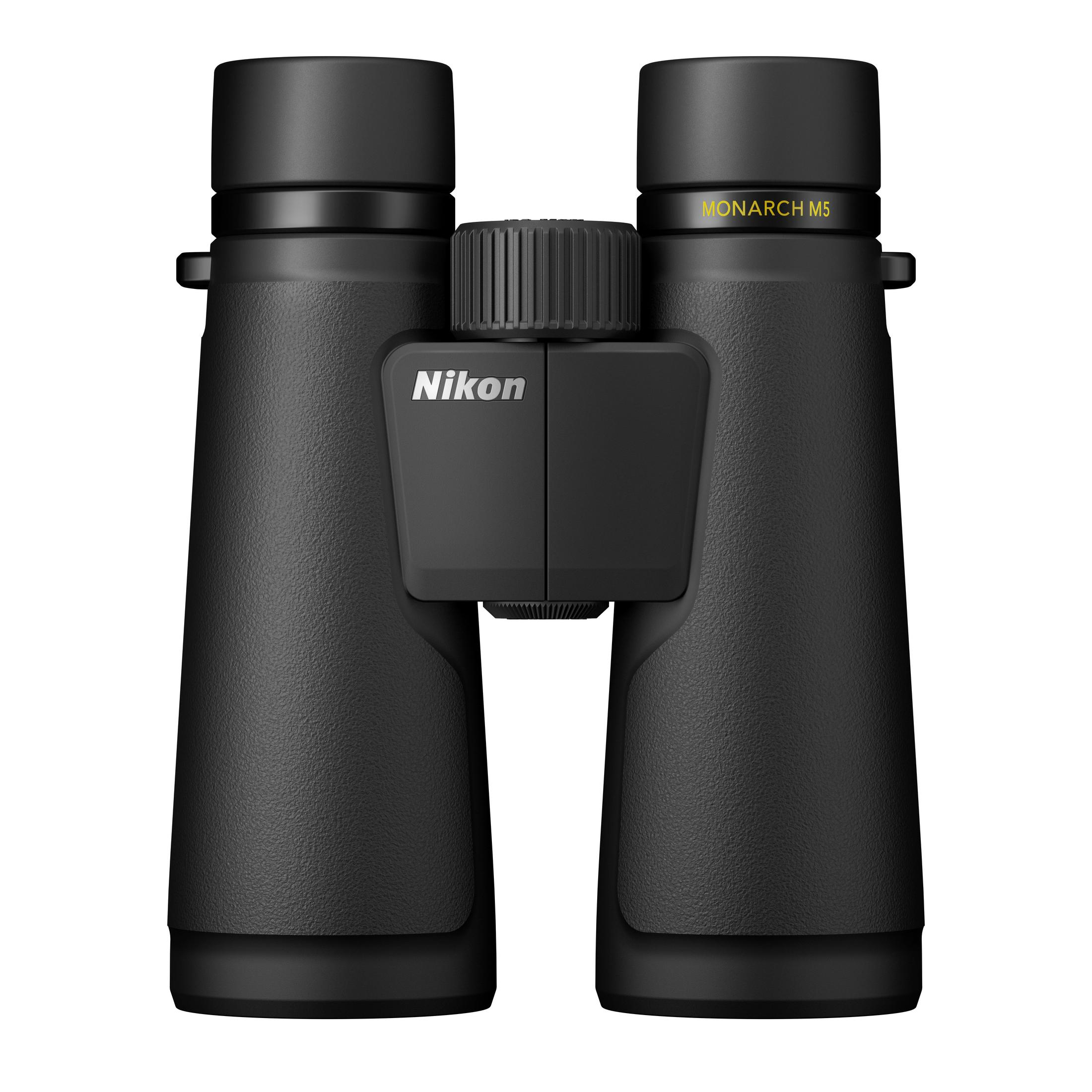Prismáticos Nikon Monarch M5 negros con rueda de enfoque y tapas.