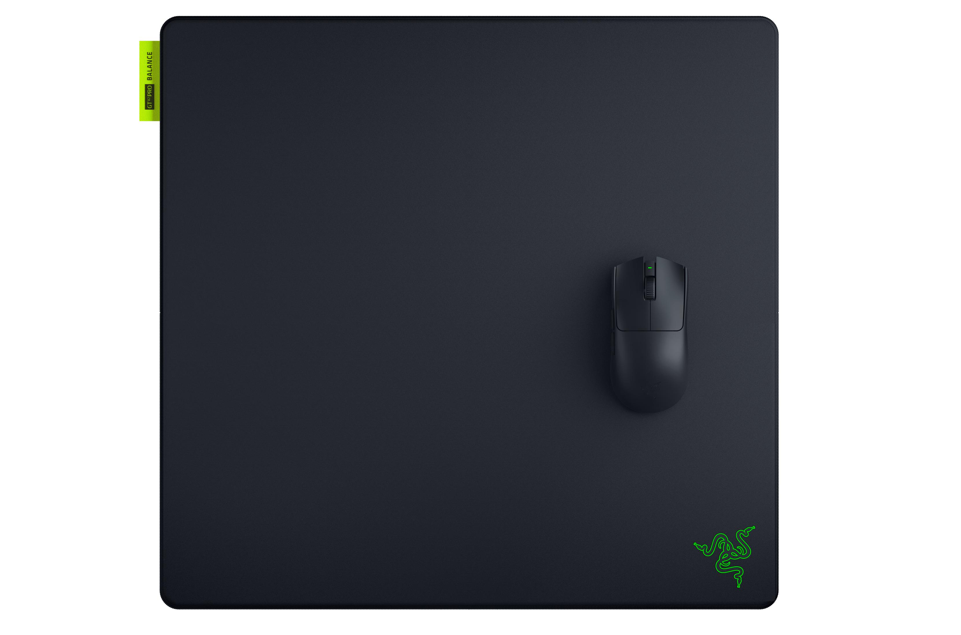 Souris noire sur tapis de souris noir avec logo et étiquette verts.