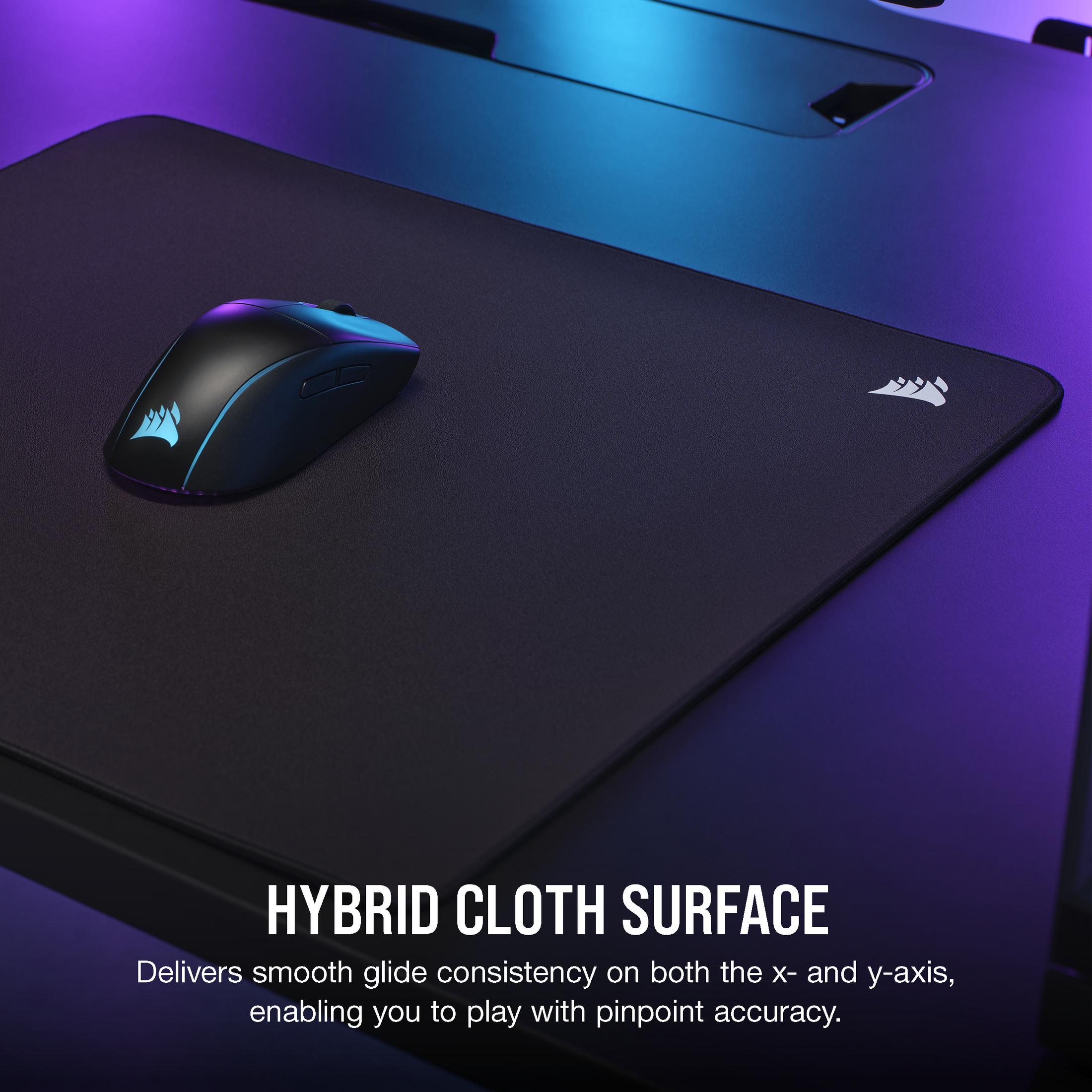 Souris noire sur tapis de souris en tissu noir avec éclairage bleu.
