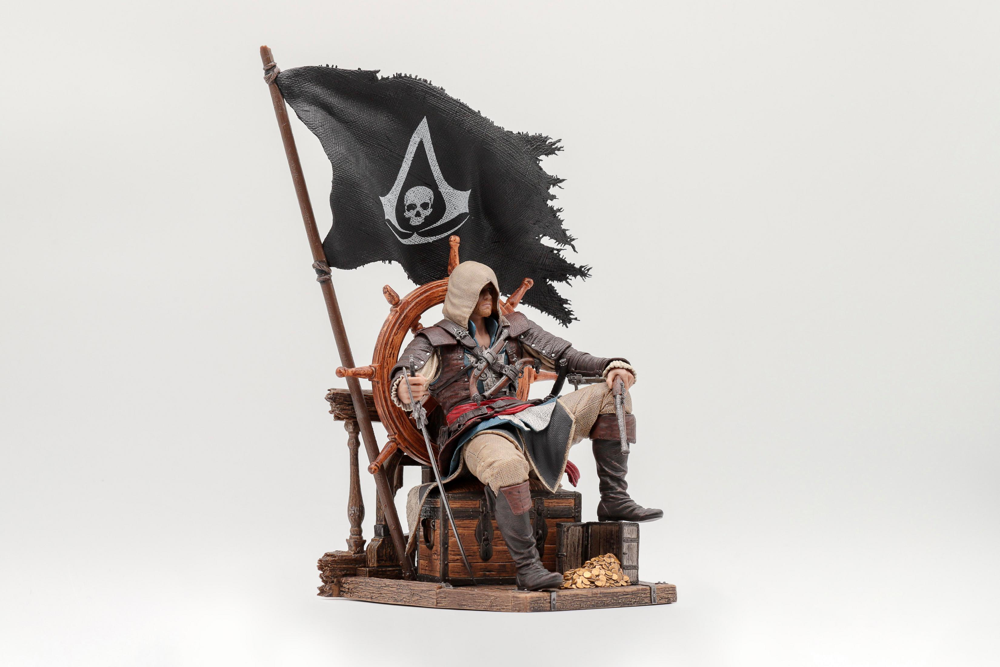 Una figura di pirata seduta su un forziere davanti a una bandiera Jolly Roger strappata.