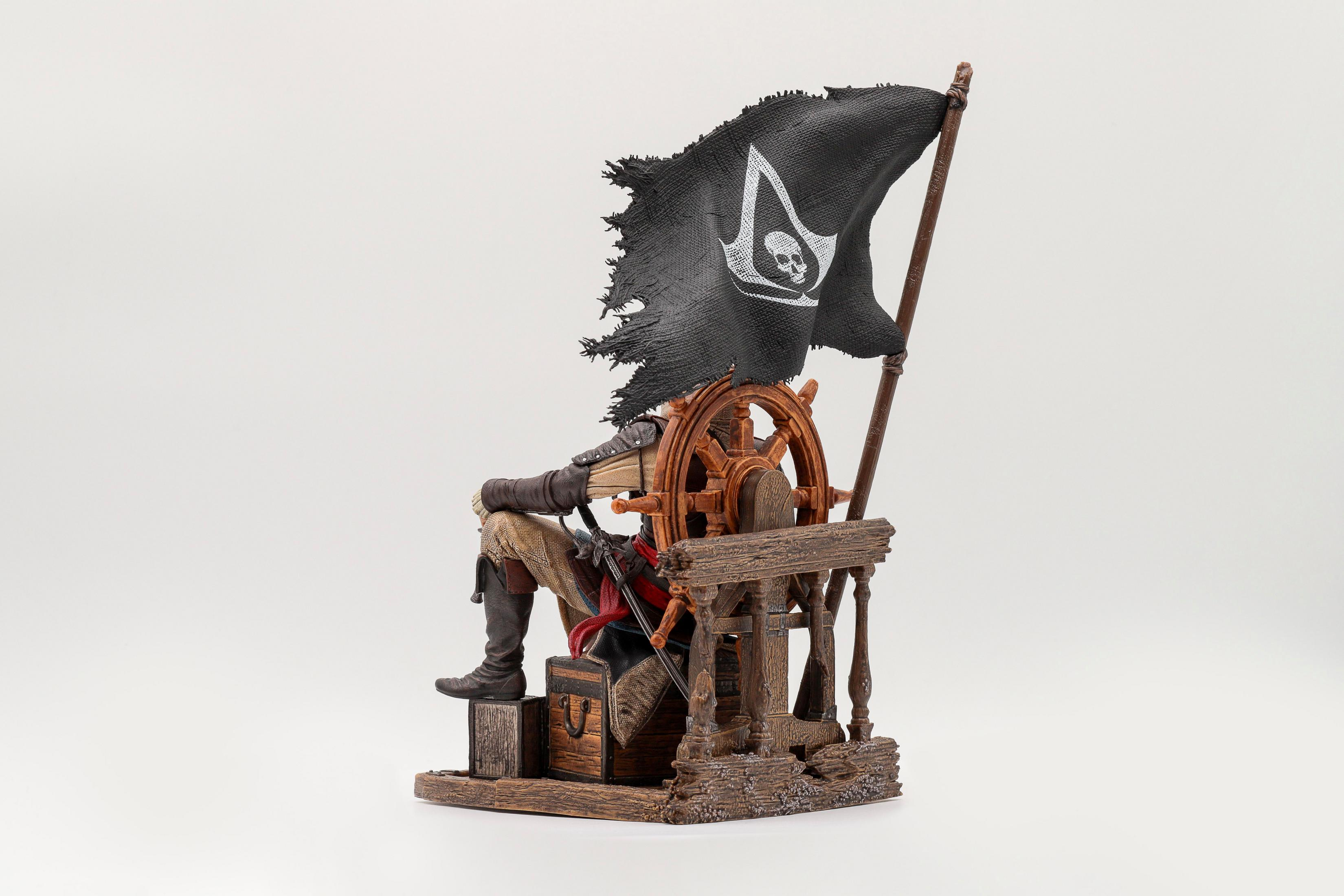 Figura di pirata seduta al timone di una nave con bandiera Jolly Roger.