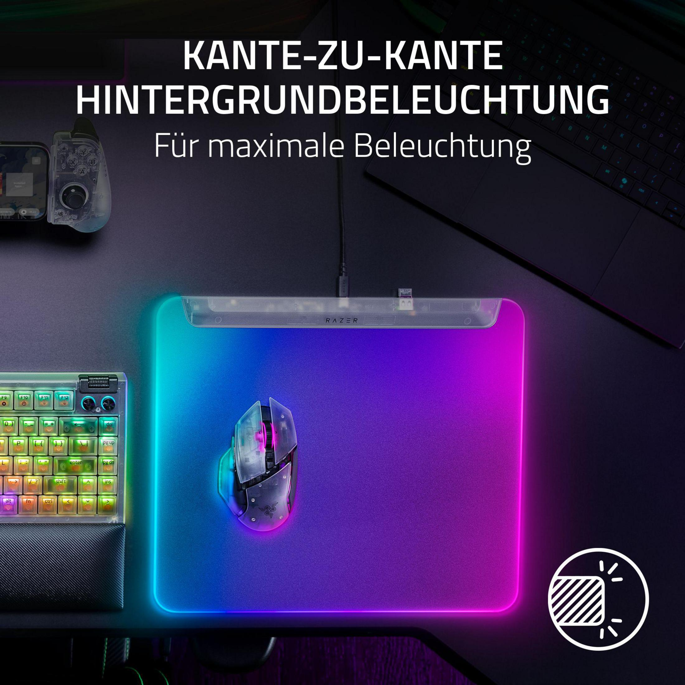 Un mouse e una tastiera Razer con illuminazione RGB su una scrivania.