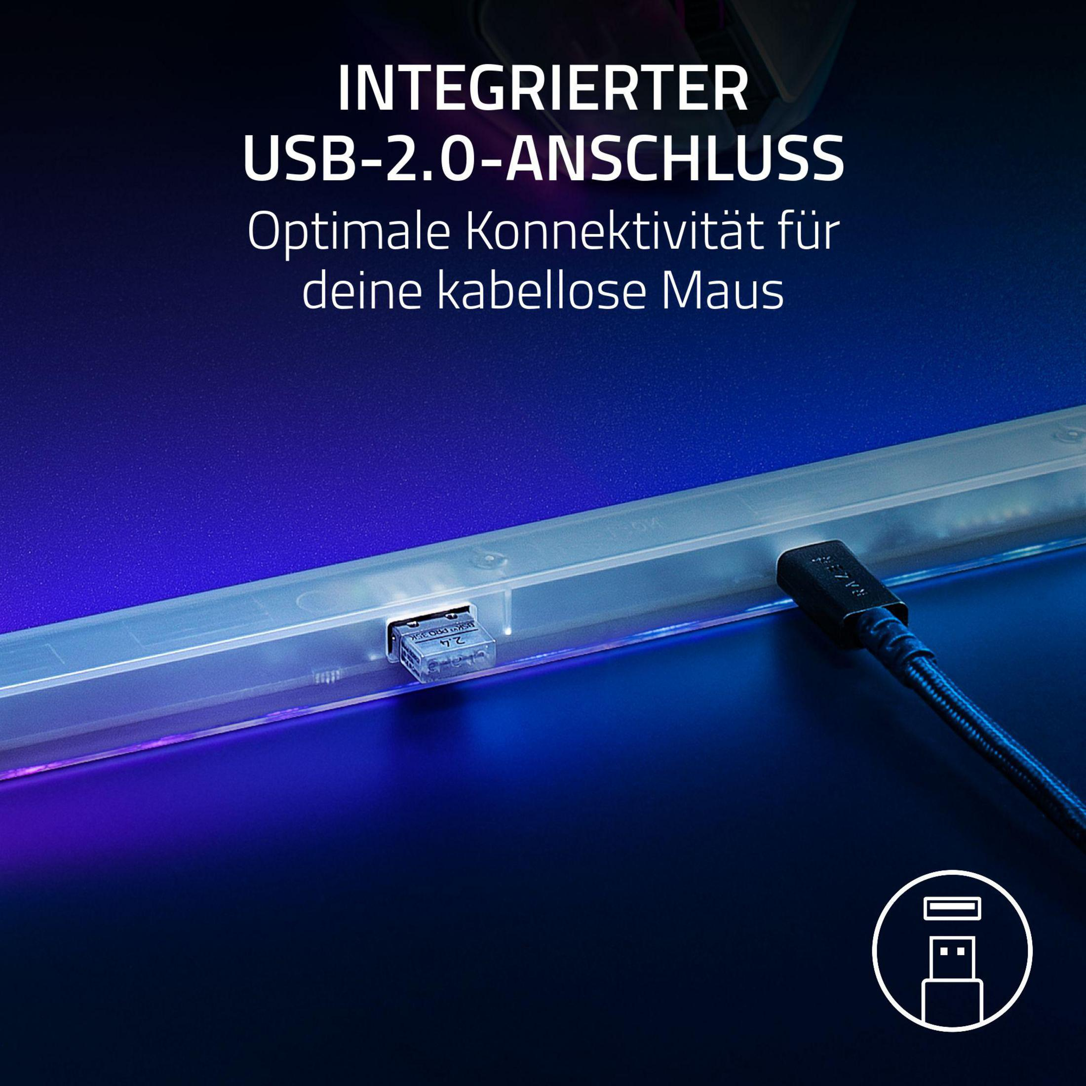 Un cavo USB nero è collegato a una barra bianca illuminata di blu.