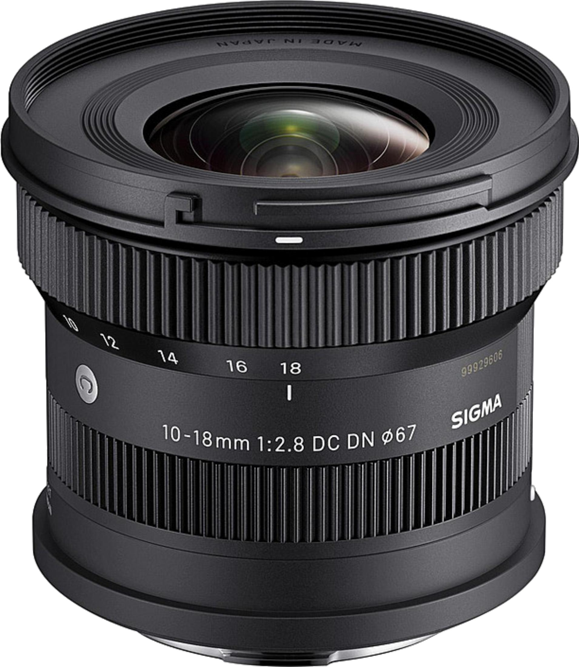 Un obiettivo Sigma nero 10-18mm f/2.8 DC DN con segni di messa a fuoco e numero di serie.