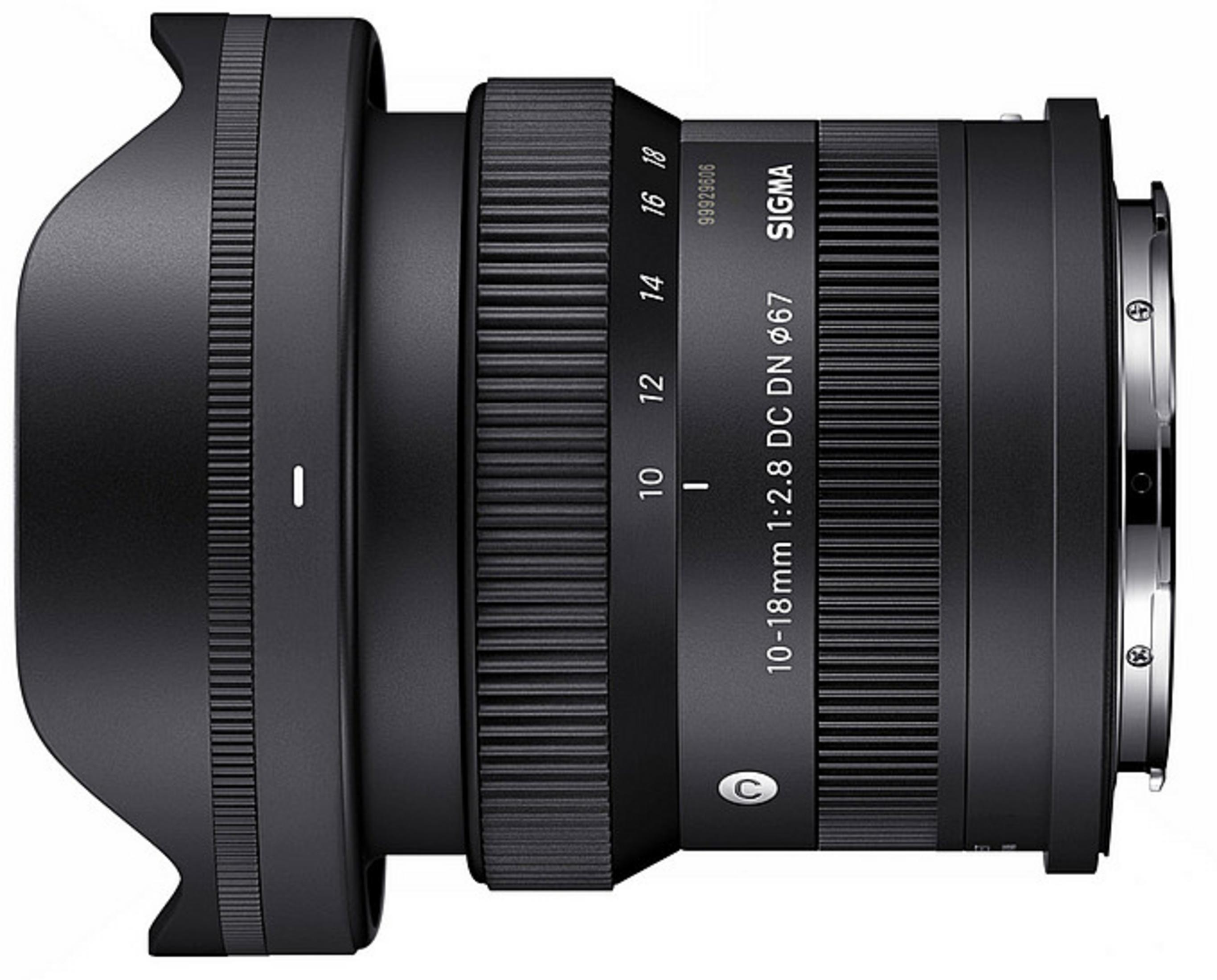 Obiettivo Sigma 10-18mm 1:2.8 DC DN nero con ghiera dei diaframmi e marcature.