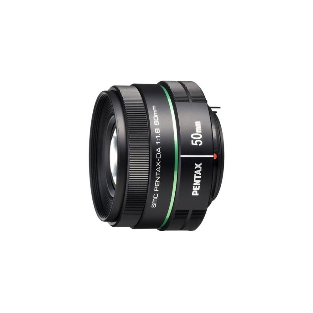 Un objetivo Pentax SMC DA 1:1,8 de 50 mm en fondo blanco.