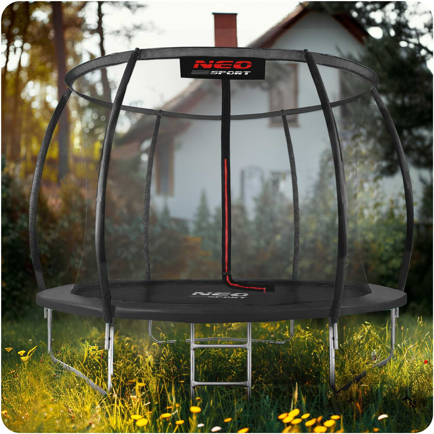 Czarna trampolina z siatką zabezpieczającą stoi na trawie przed domem.