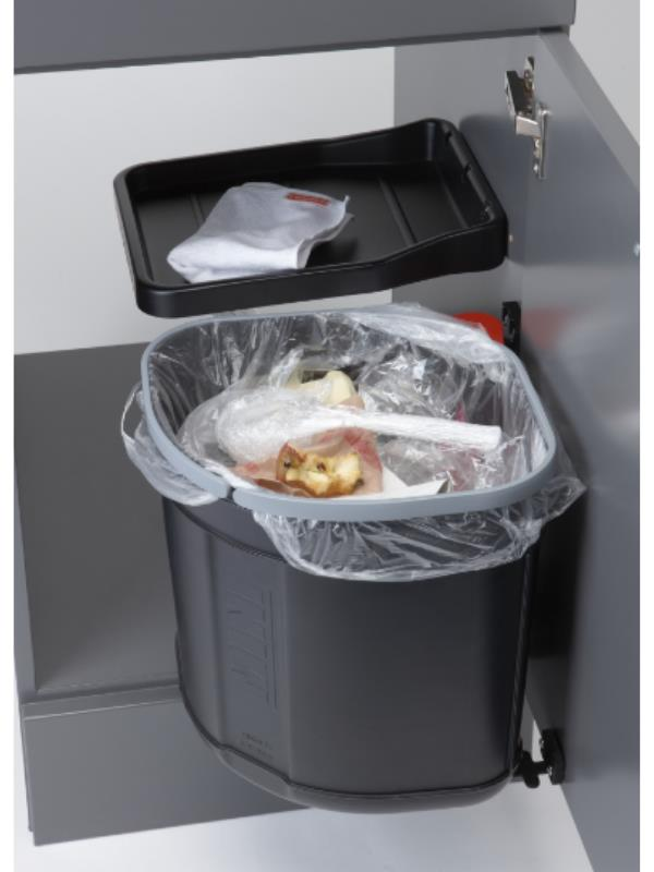 Plastik torbalı gri çöp kutusu bir dolaptan dışarı uzanıyor.