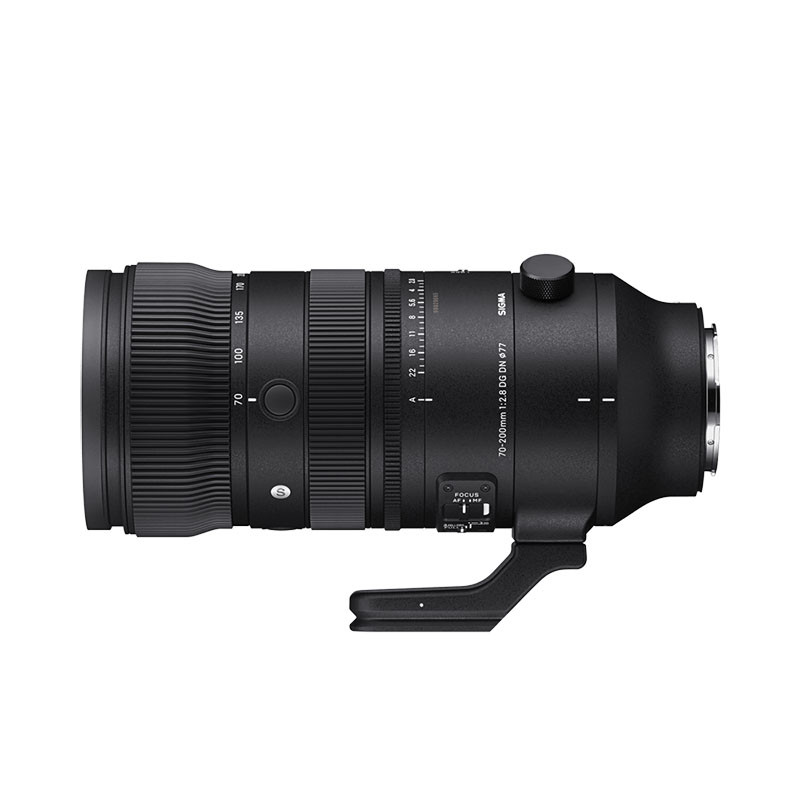Un objetivo Sigma 70-200mm f/2.8 negro con anillos de enfoque y zoom.