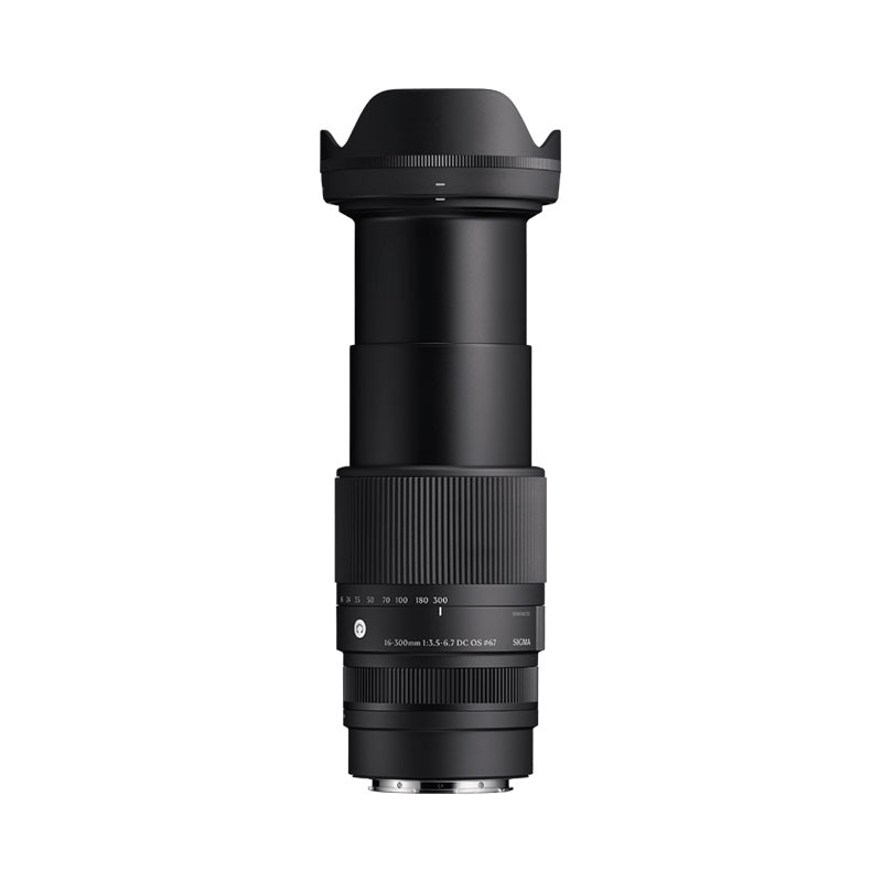 Un objectif Sigma noir 16-300mm avec pare-soleil, isolé sur fond blanc.