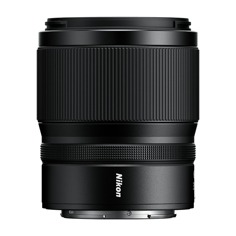 Un obiettivo per fotocamera Nikon nero con anelli scanalati e attacco inferiore.